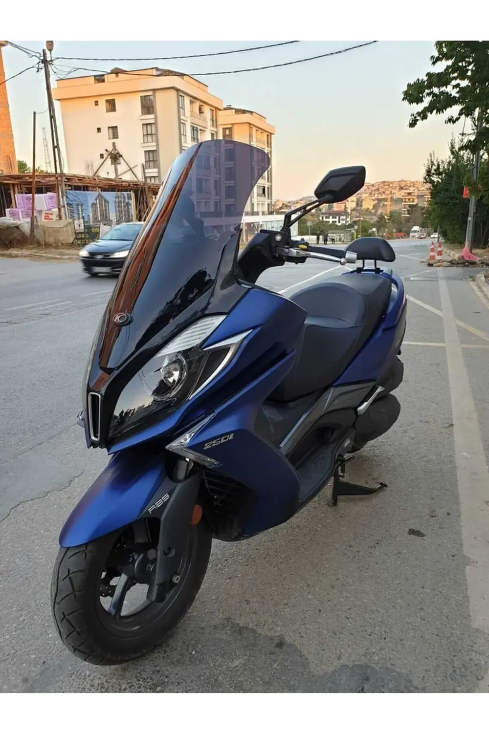 Kymco Downtown 250i Ön Cam 2016-2025 Model 78cm Siyah Renkli 4mm Kymco Downtown 250i Ön Cam 2016-2025 Model 78cm Siyah Renkli 4mm