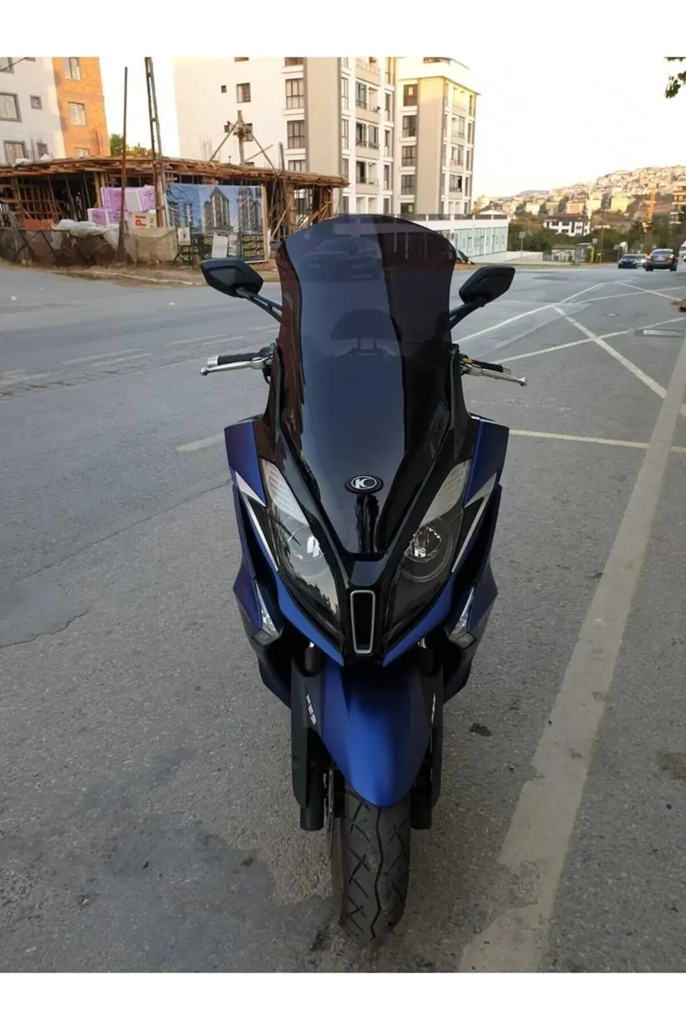 Kymco Downtown 250i Ön Cam 2016-2025 Model 78cm Siyah Renkli 4mm Kymco Downtown 250i Ön Cam 2016-2025 Model 78cm Siyah Renkli 4mm