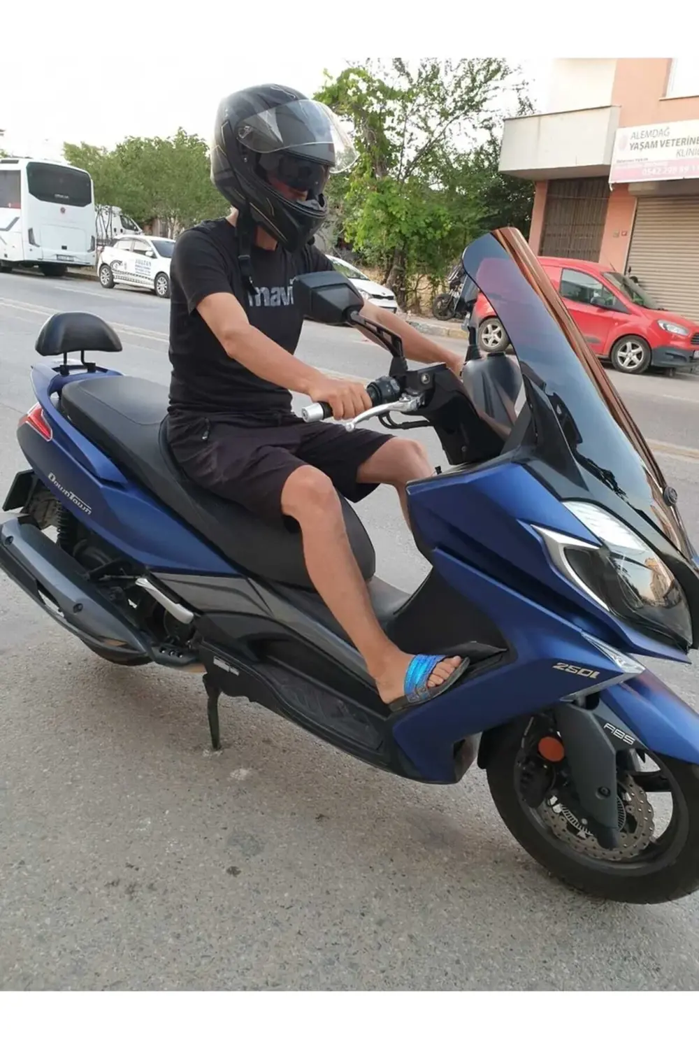 Kymco Downtown 250i Ön Cam 2016-2025 Model 78cm Siyah Renkli 4mm Kymco Downtown 250i Ön Cam 2016-2025 Model 78cm Siyah Renkli 4mm