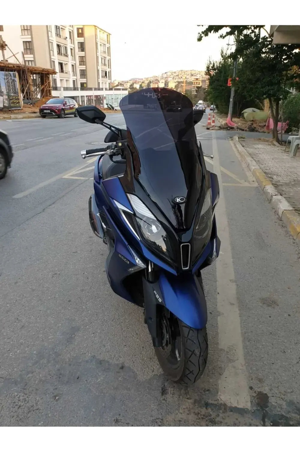Kymco Downtown 250i Ön Cam 2016-2025 Model 78cm Siyah Renkli 4mm Kymco Downtown 250i Ön Cam 2016-2025 Model 78cm Siyah Renkli 4mm