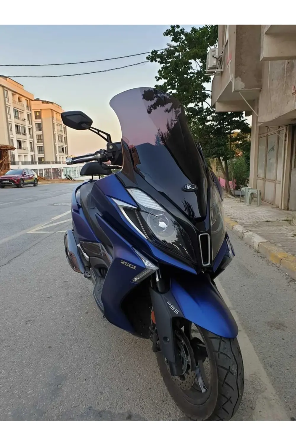 Kymco Downtown 250i Ön Cam 2016-2025 Model 78cm Siyah Renkli 4mm Kymco Downtown 250i Ön Cam 2016-2025 Model 78cm Siyah Renkli 4mm