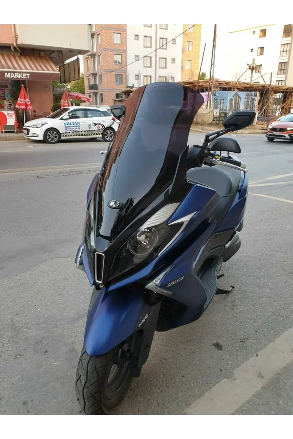 Kymco Downtown 250i Ön Cam 2016-2025 Model 78cm Siyah Renkli 4mm Kymco Downtown 250i Ön Cam 2016-2025 Model 78cm Siyah Renkli 4mm