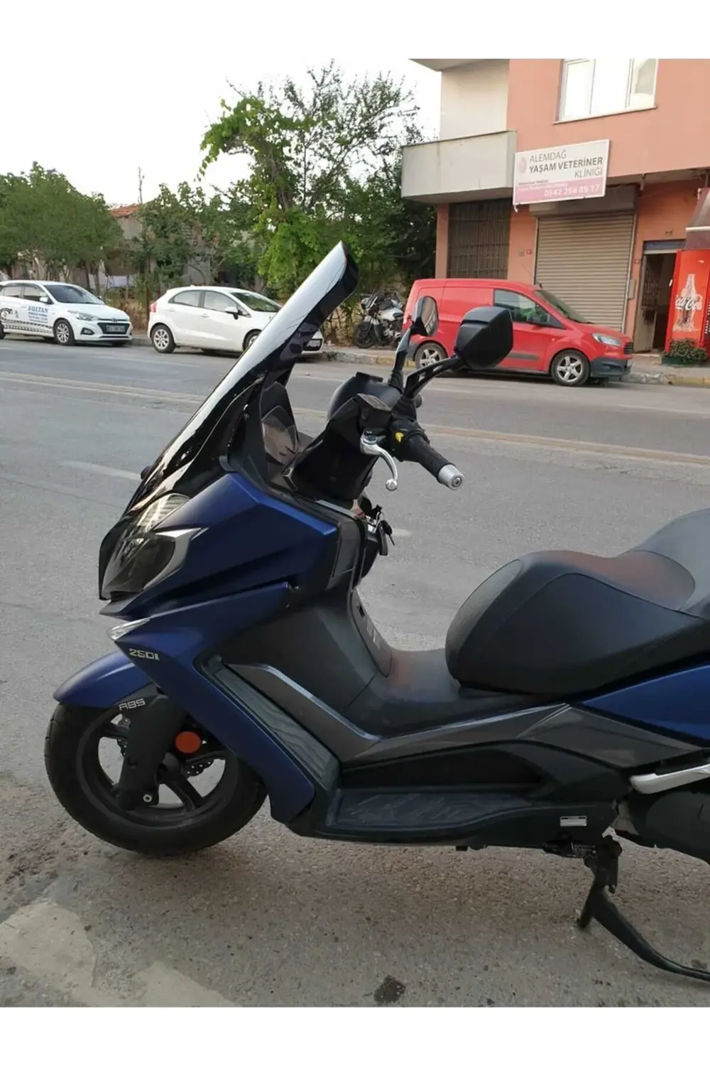 Kymco Downtown 250i Ön Cam 2016-2025 Model 78cm Siyah Renkli 4mm Kymco Downtown 250i Ön Cam 2016-2025 Model 78cm Siyah Renkli 4mm