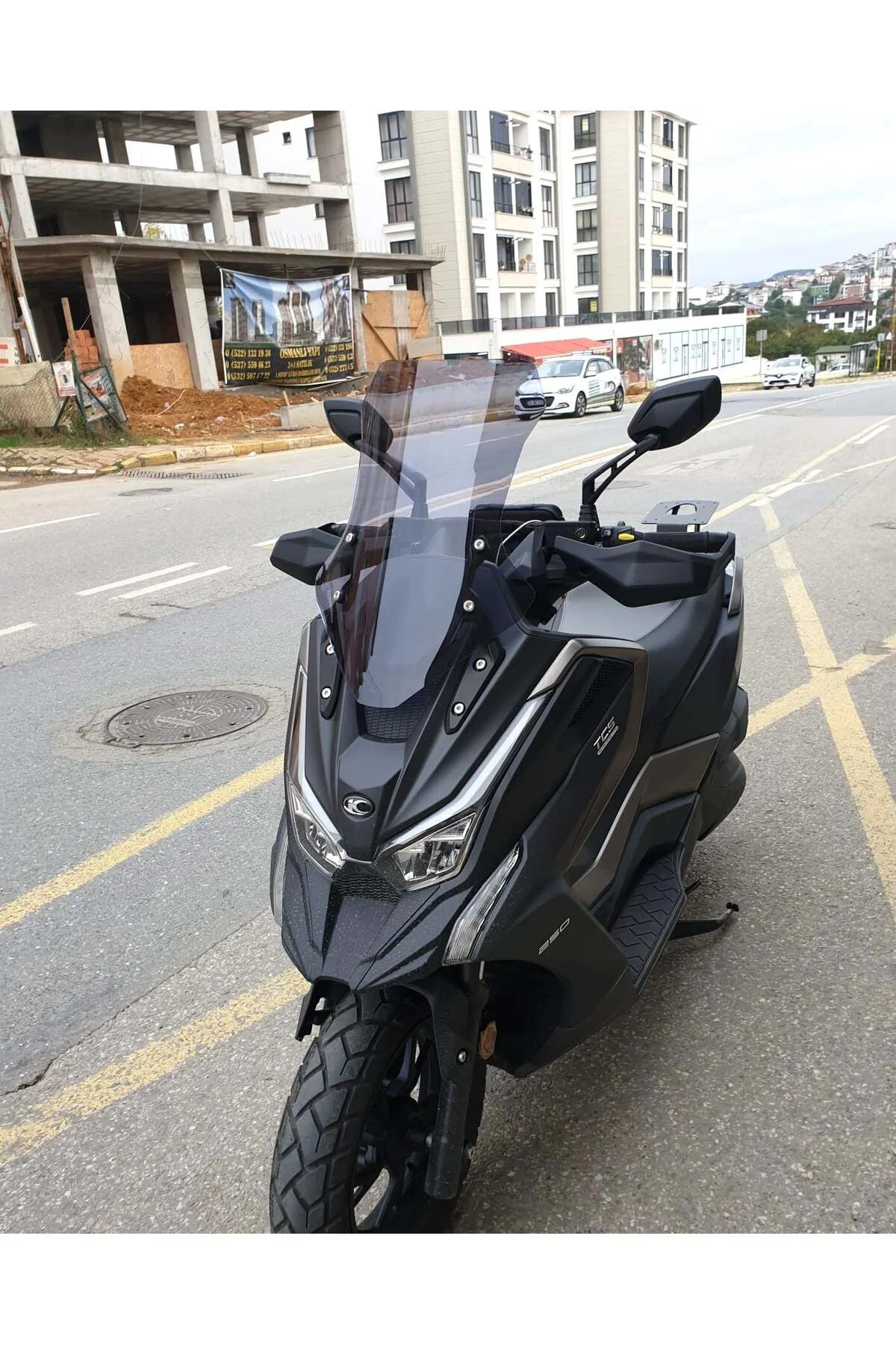 Kymco DTX 250 Ön Cam 2021-2026 Model 55cm Füme Renkli 4mm ORTA BO