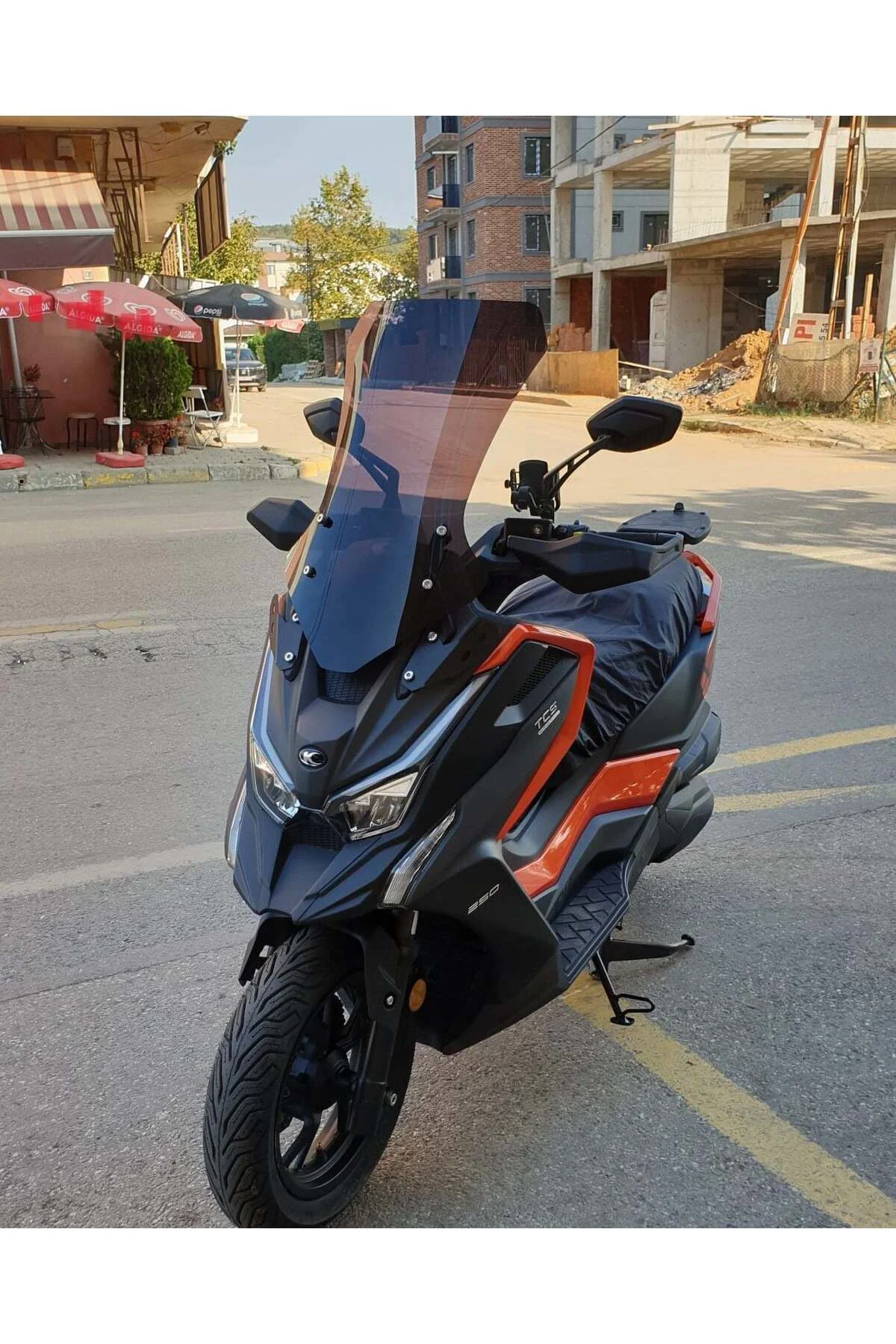 Kymco DTX 250 Ön Cam 2021-2026 Model 67cm Siyah Renkli 4mm ORTA B
