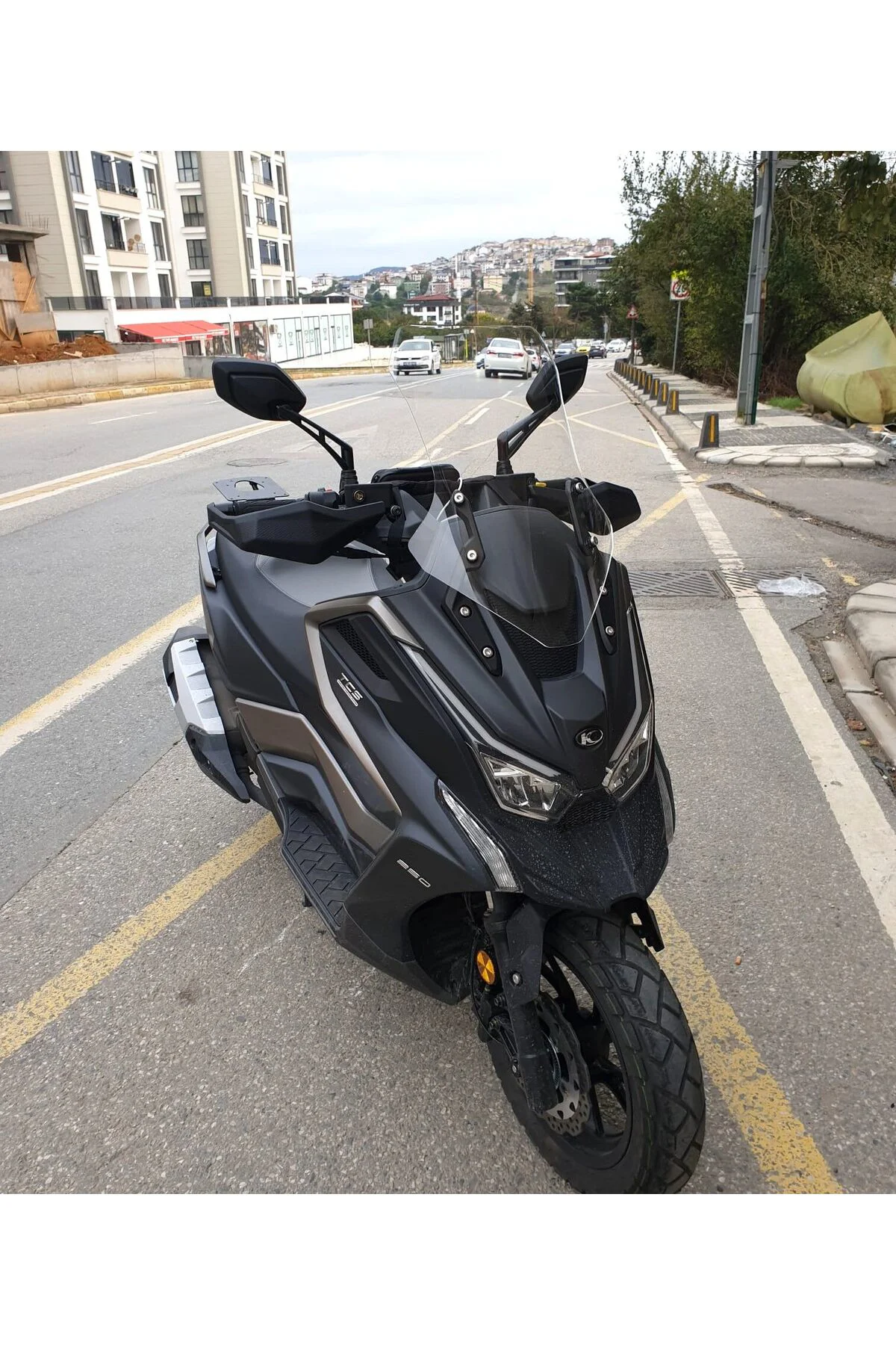 Kymco DTX 250 Ön Cam 2021-2026 Model 55cm Şeffaf Renkli 4mm ORTA 