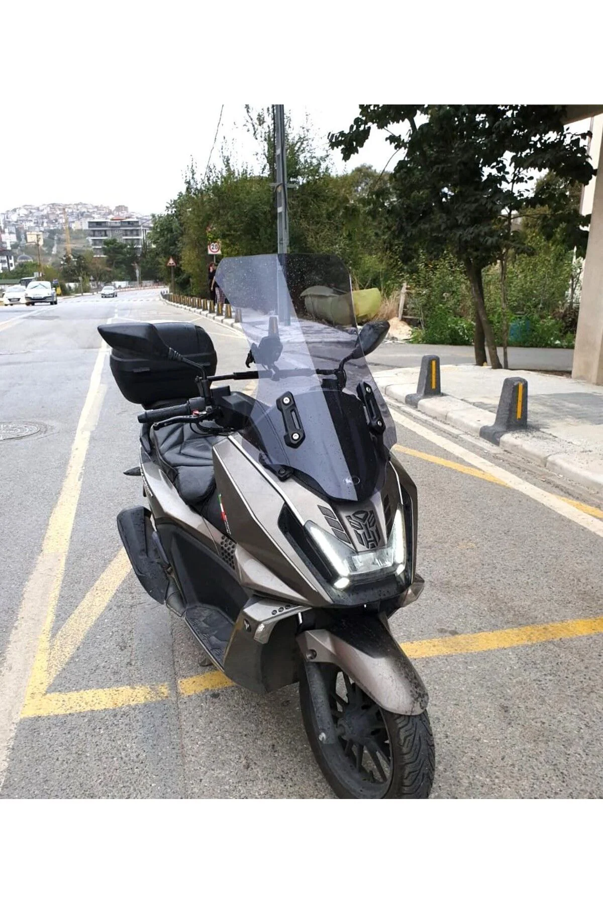 kymco Skytown 125 Ön Cam 2023-2026 Model 72cm Füme Renkli 4mm UZU