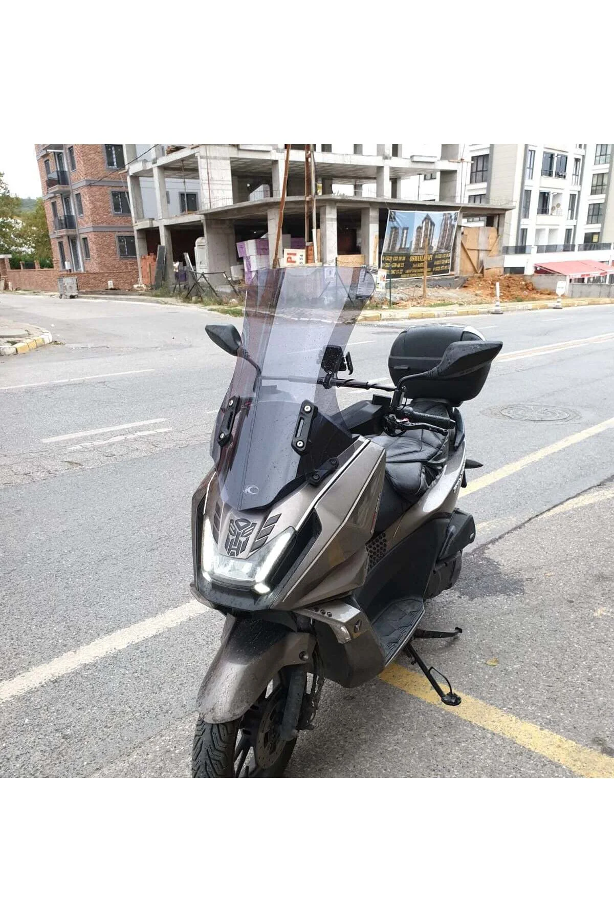 kymco Skytown 125 Ön Cam 2023-2026 Model 72cm Füme Renkli 4mm UZU