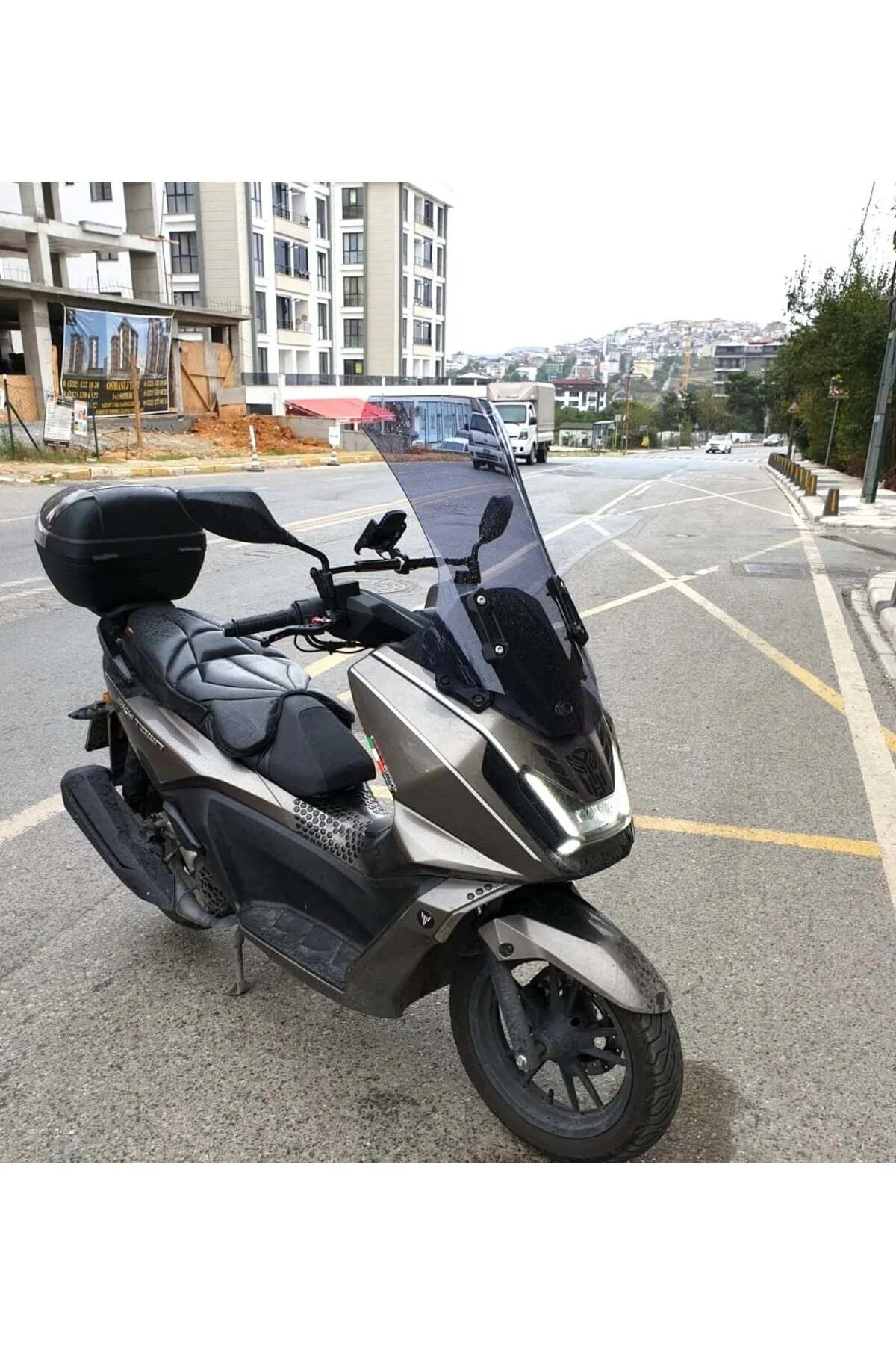 kymco Skytown 125 Ön Cam 2023-2026 Model 72cm Füme Renkli 4mm UZU