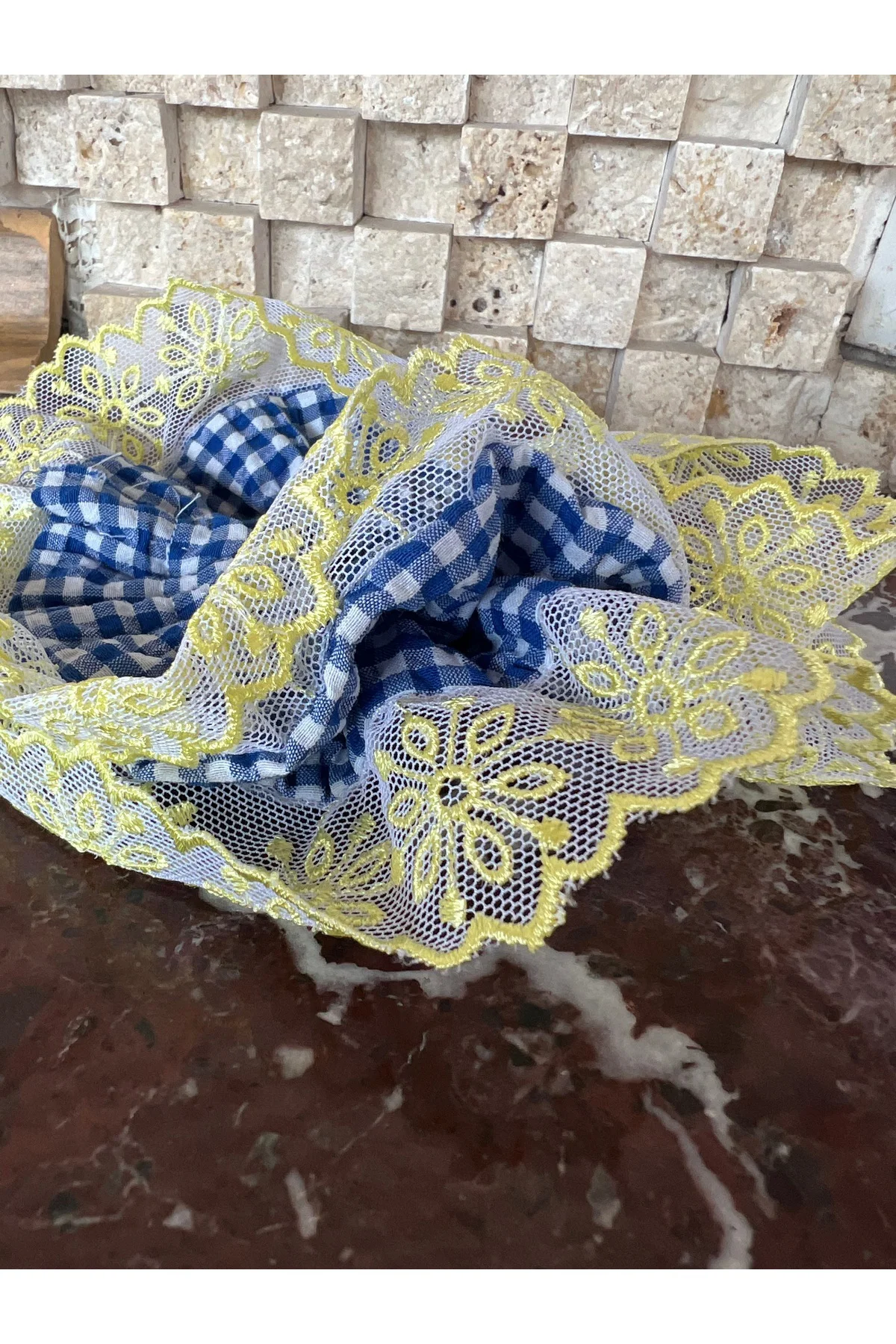 Lacivert Beyaz Pötikare Sarı Çicekli Dantel Kenar Scrunchie Toka