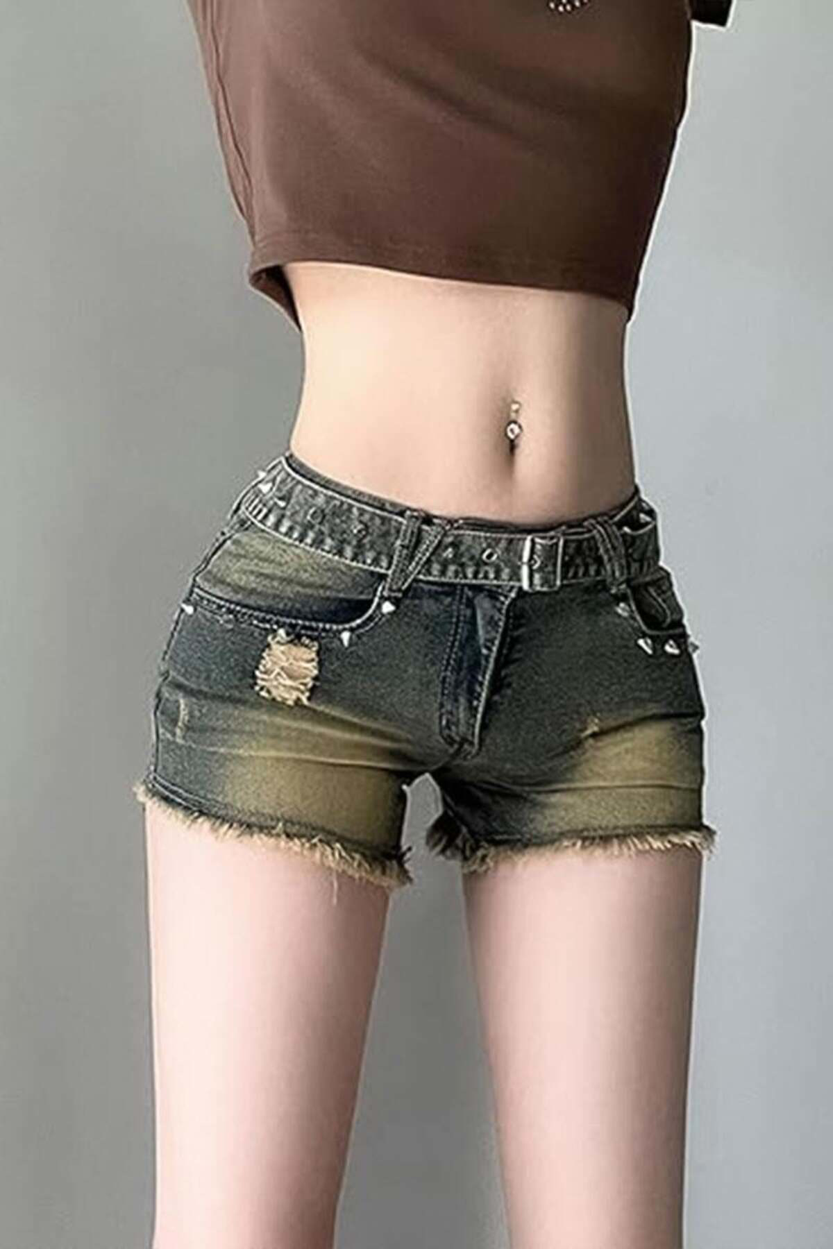 Lacivert Eskitme Piramit Detaylı Kemerli Mini Şort