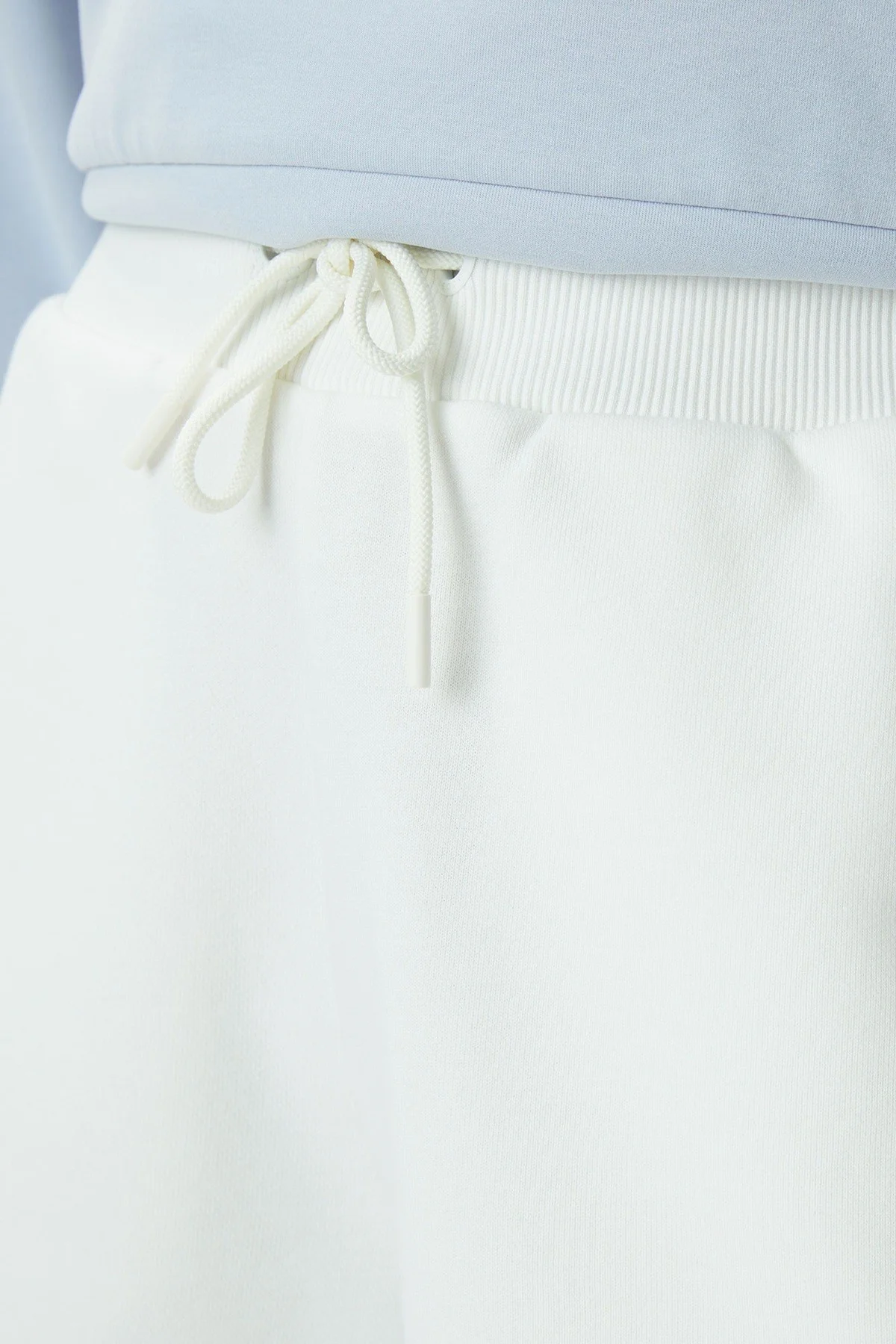 Lacoste Women's Loose Fit Cotton Shorts Kadın Bol Kesim Pamuk Şort Beyaz Lacoste Women's Loose Fit Cotton Shorts Kadın Bol Kesim Pamuk Şort Beyaz