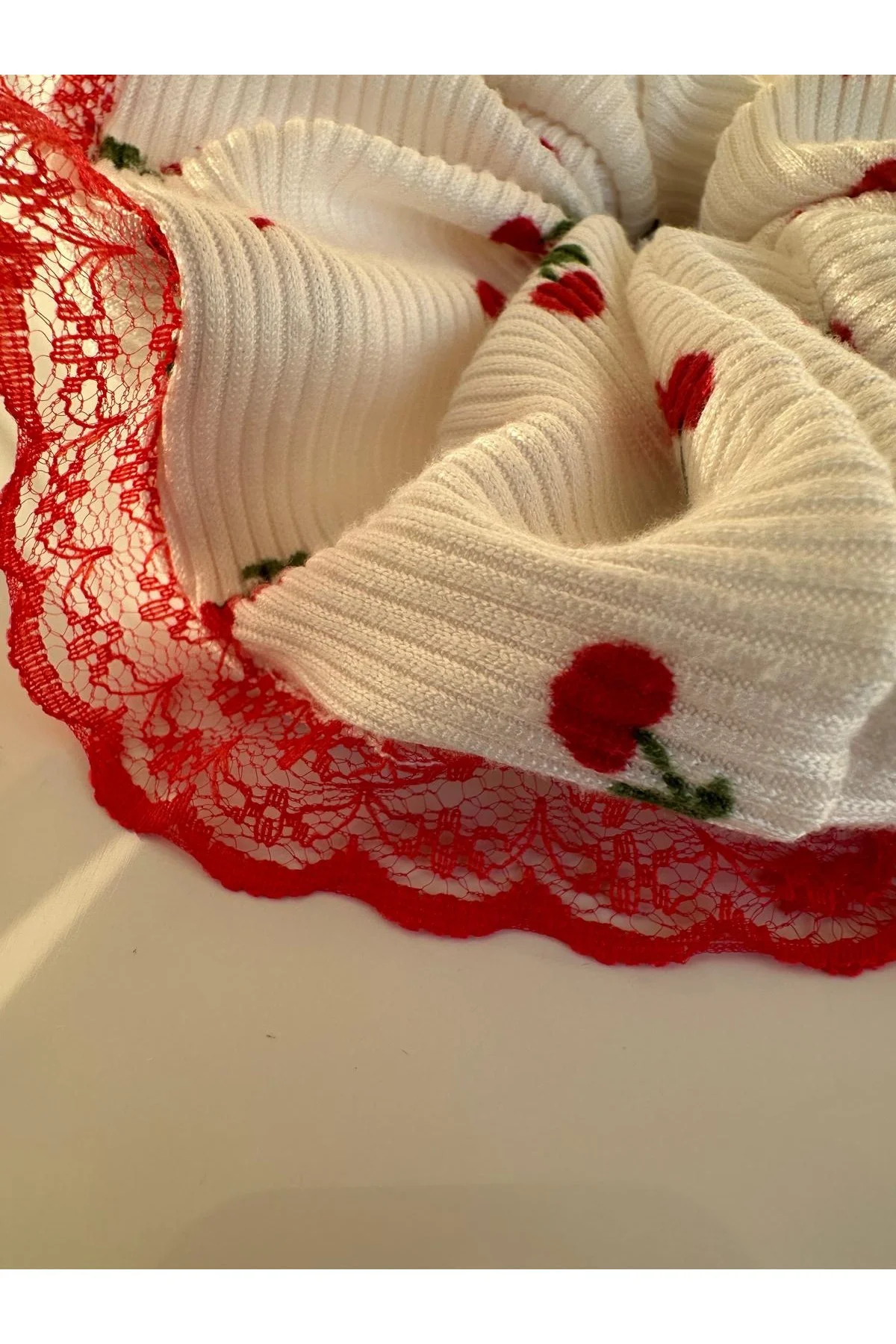 Large Kirazlı Beyaz Kırmızı Dantel Detaylı Lace Scrunchie Lastik Toka