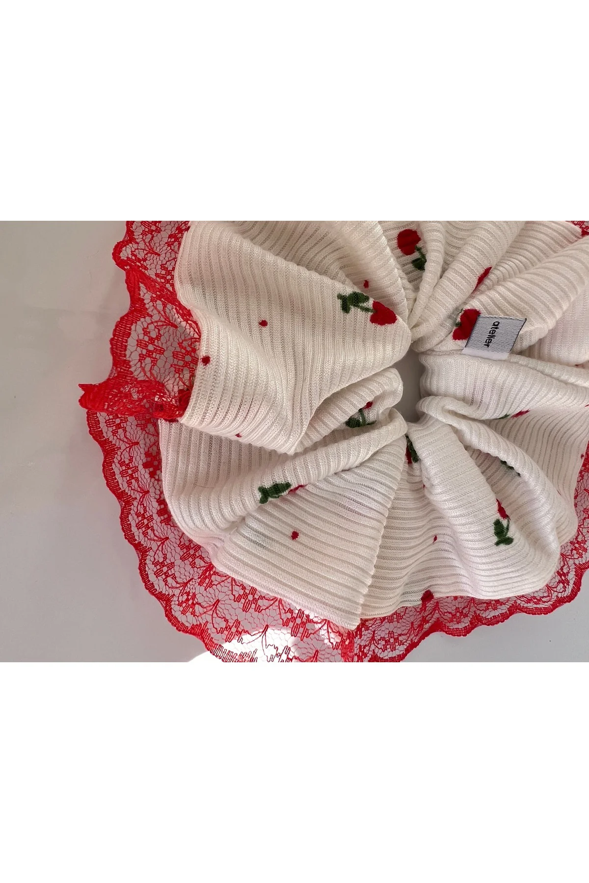 Large Kirazlı Beyaz Kırmızı Dantel Detaylı Lace Scrunchie Lastik Toka