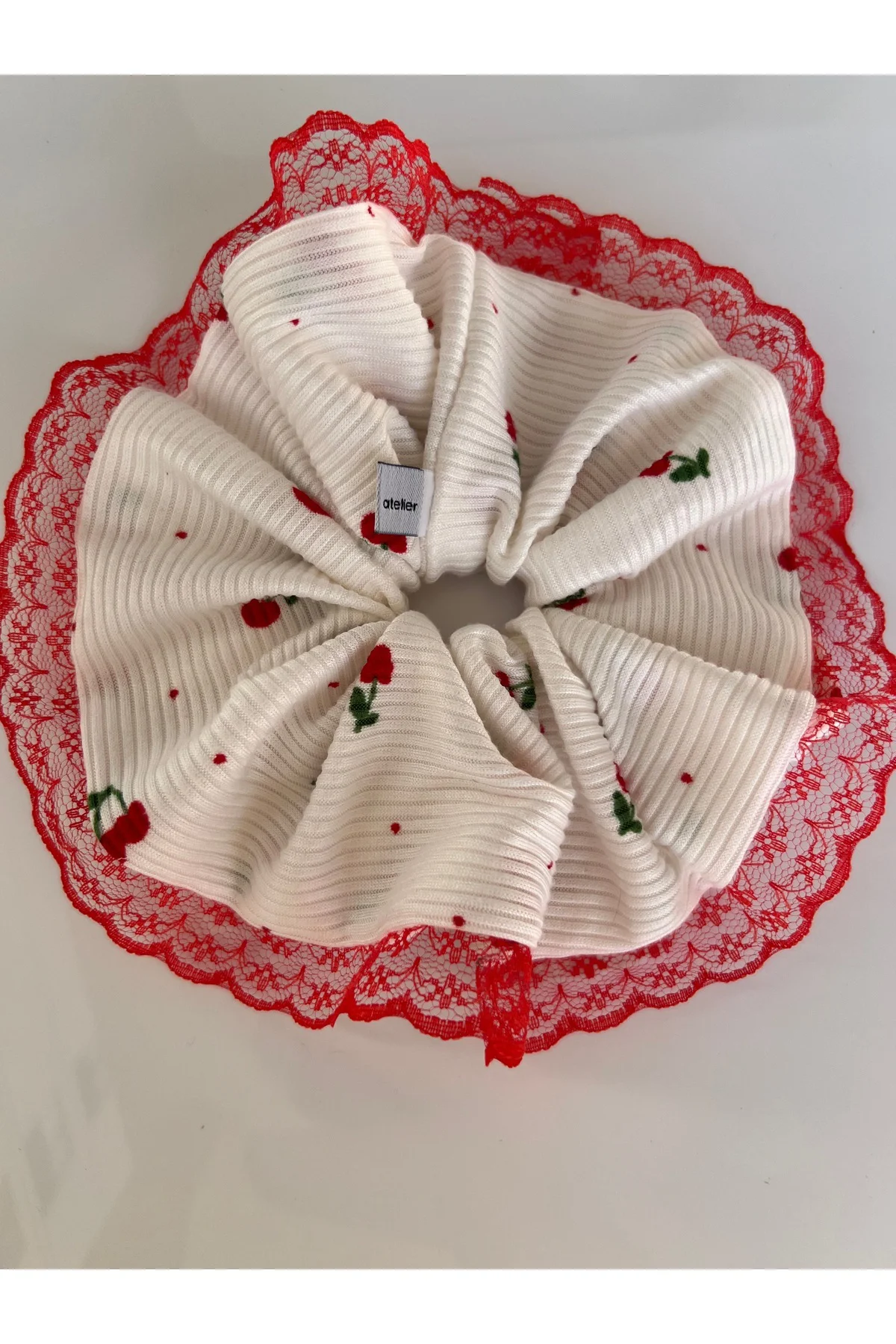 Large Kirazlı Beyaz Kırmızı Dantel Detaylı Lace Scrunchie Lastik Toka