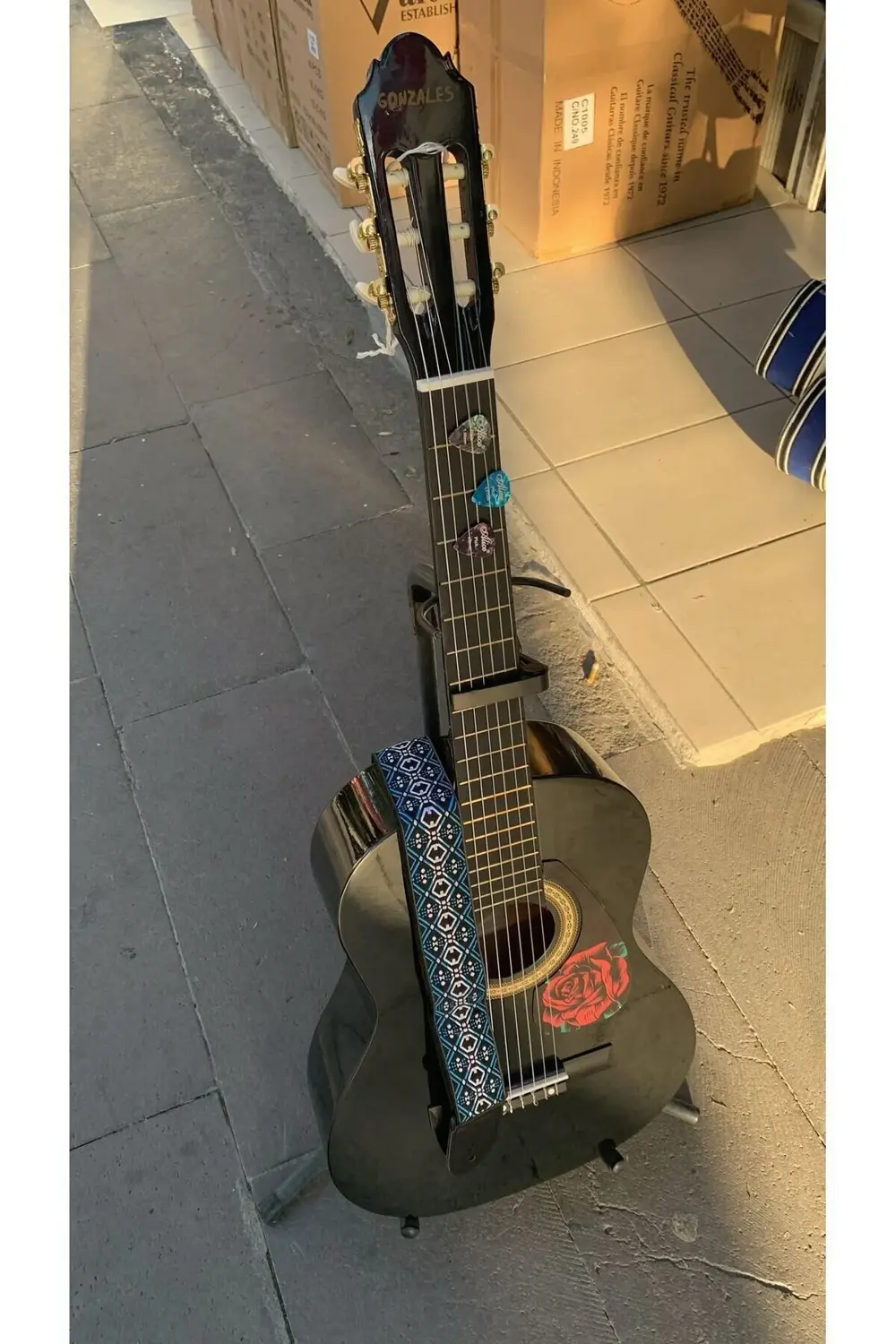 LB44290 Black & Rose 4/4 Siyah Klasik Gitar (Kılıf, Gitar Sehpası