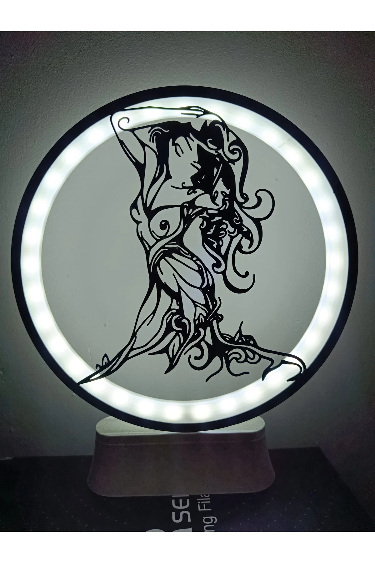 LED IŞIKLI AĞAÇ KADIN
