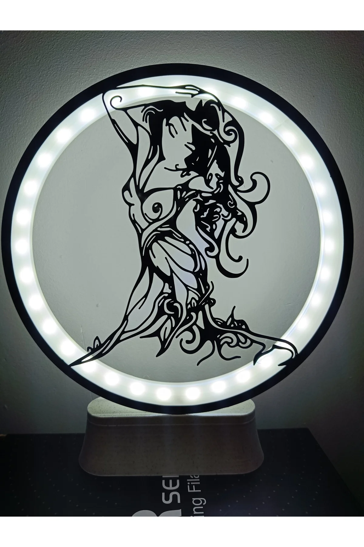 LED IŞIKLI AĞAÇ KADIN