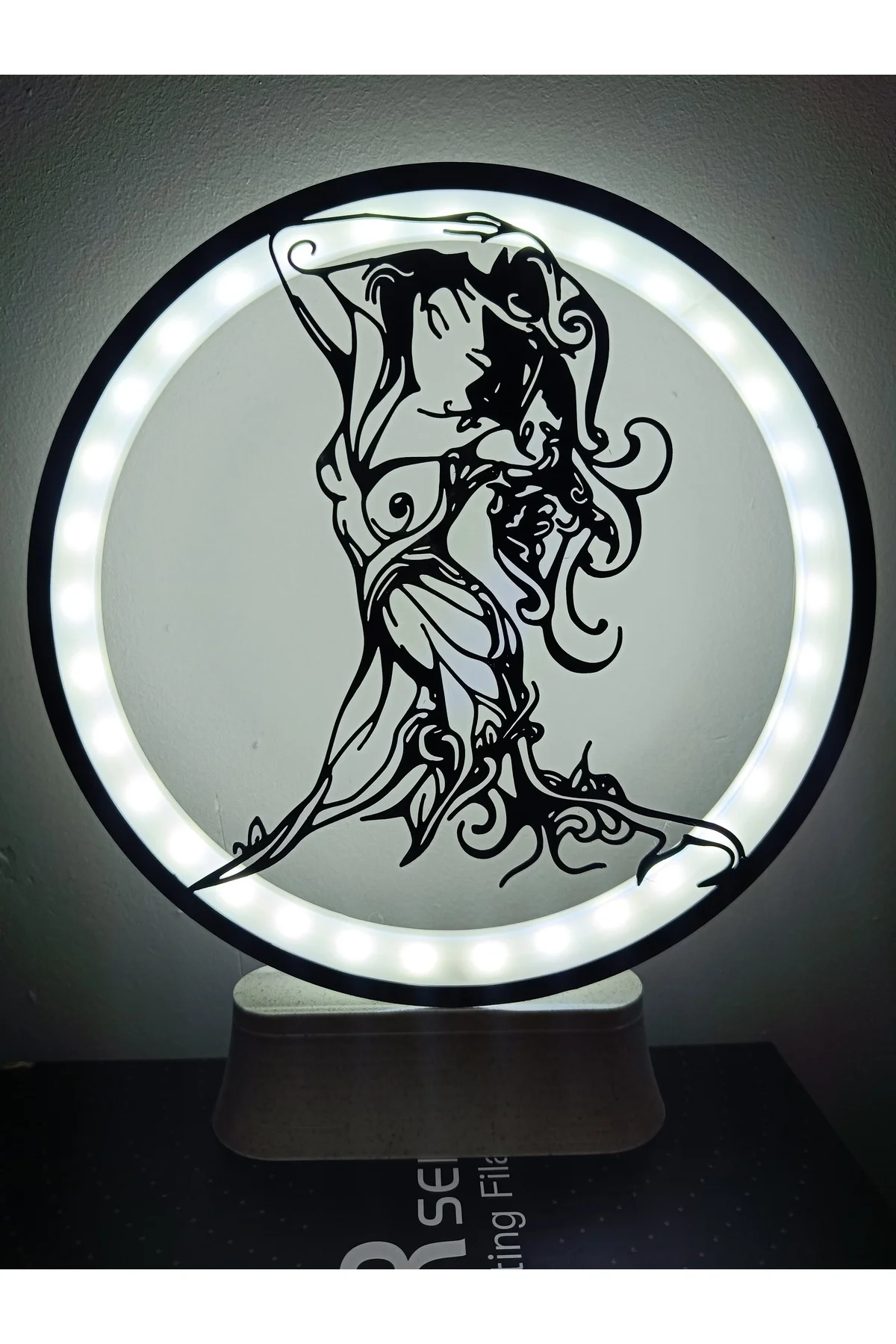LED IŞIKLI AĞAÇ KADIN
