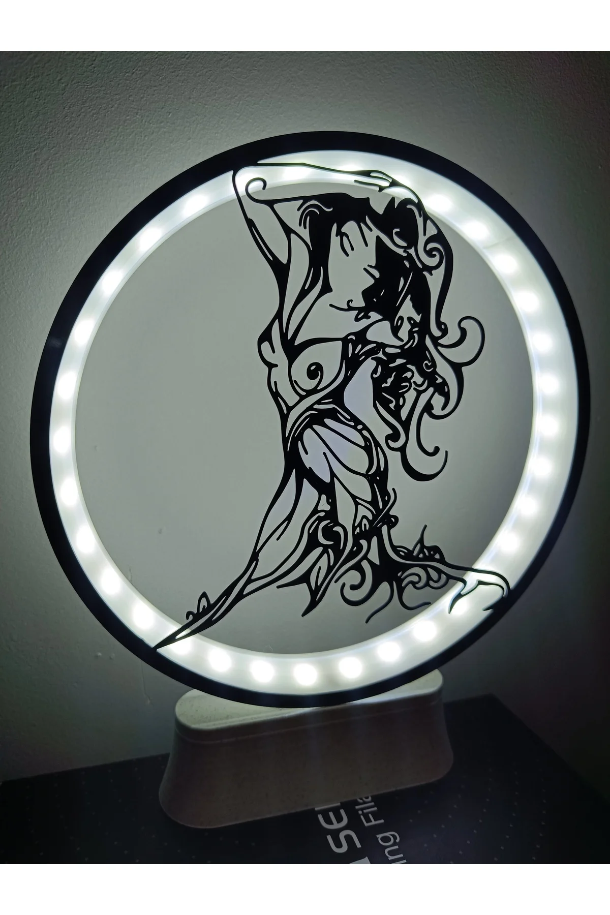 LED IŞIKLI AĞAÇ KADIN