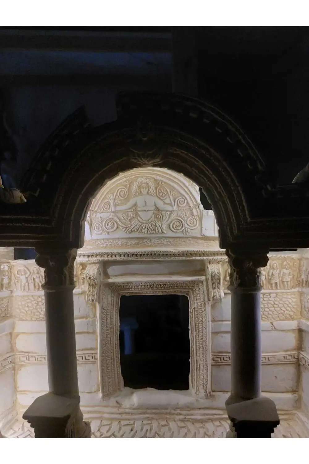 LED Işıklı, Hadrian Tapınağı Figürü
