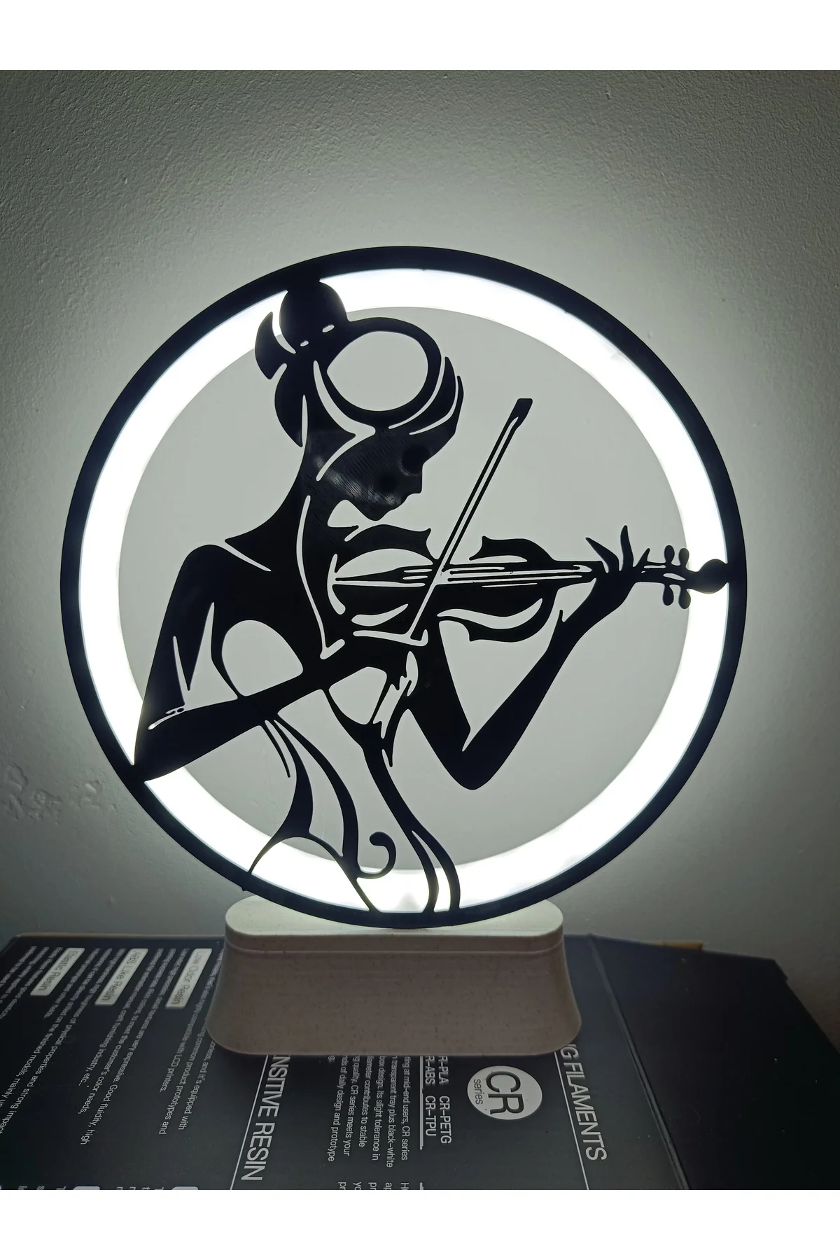 LED IŞIKLI KEMAN ÇALAN KADIN MÜZİK