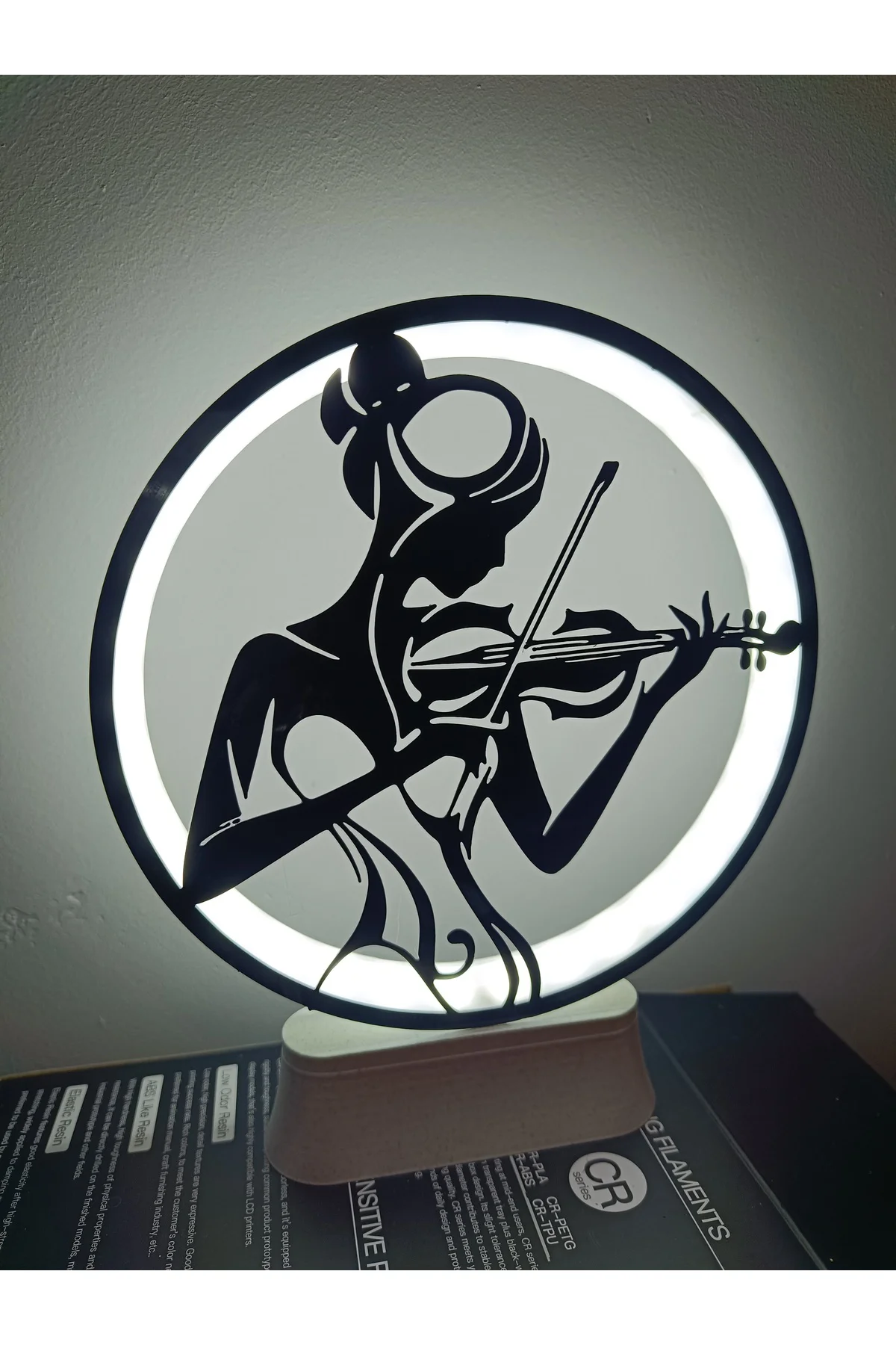 LED IŞIKLI KEMAN ÇALAN KADIN MÜZİK