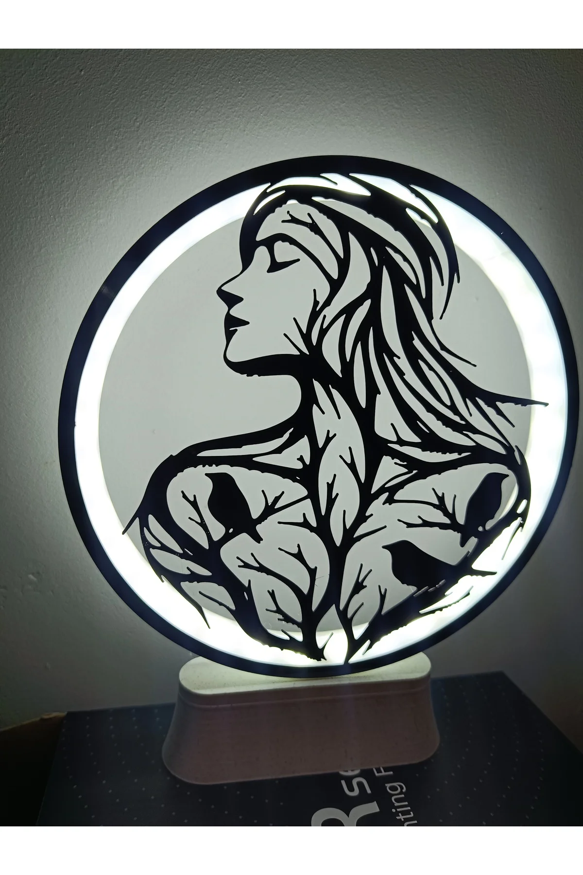 LED IŞIKLI YAPRAK KADIN