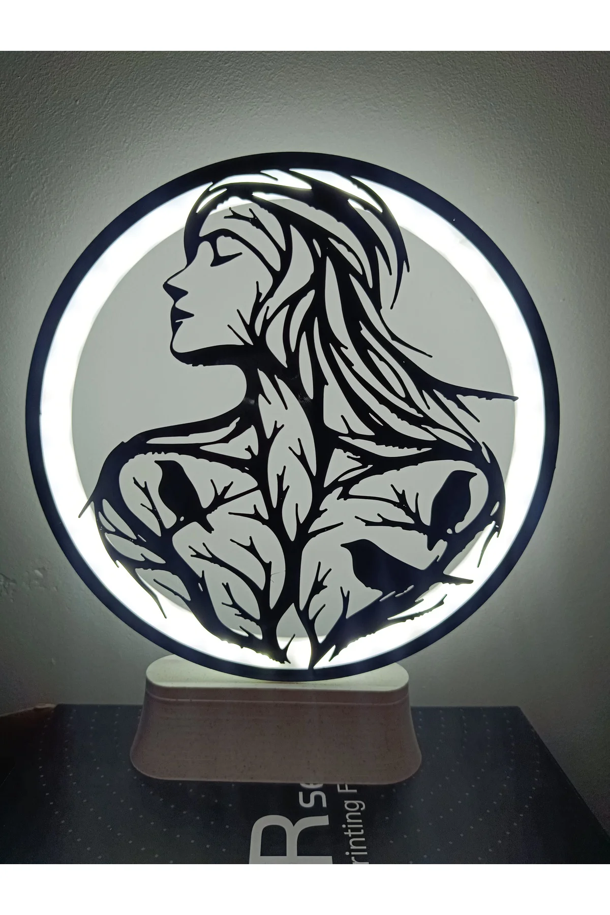 LED IŞIKLI YAPRAK KADIN