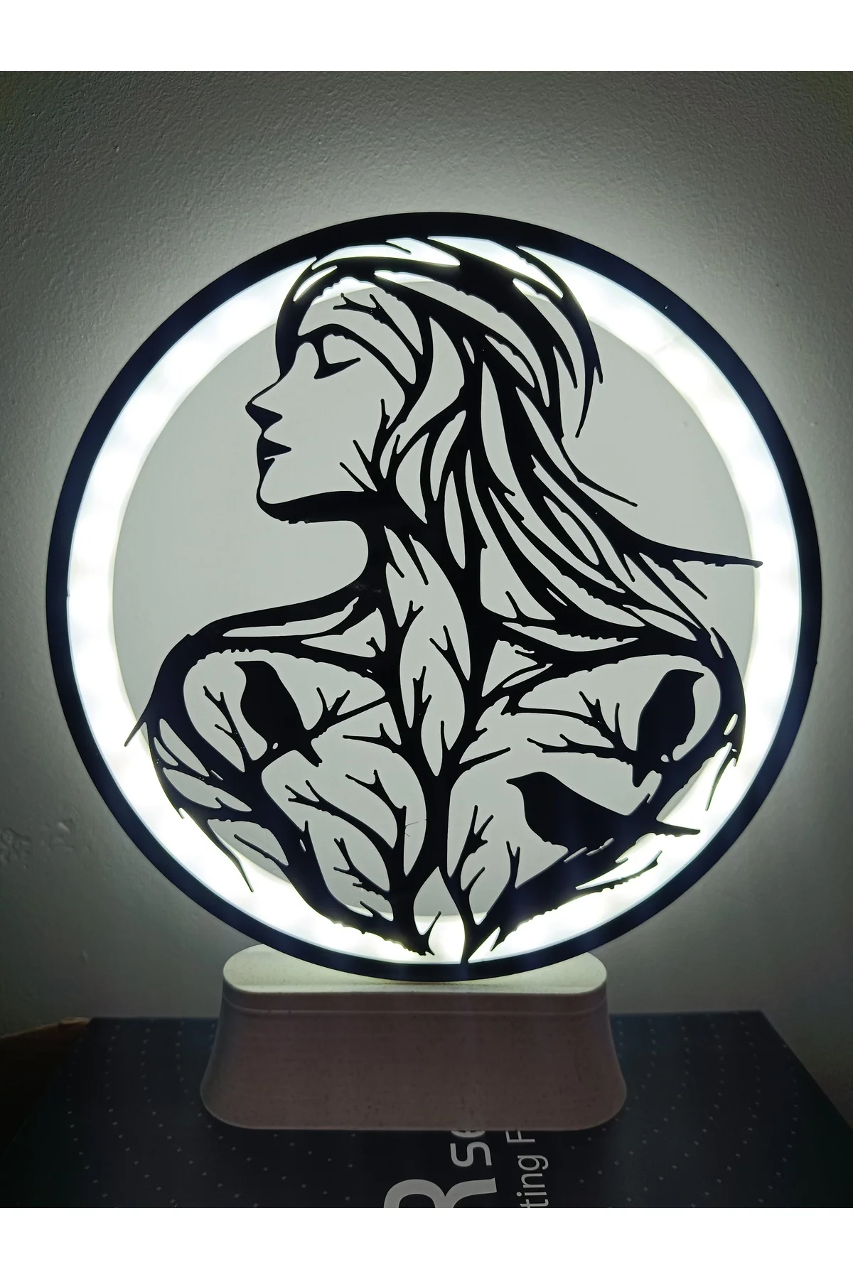 LED IŞIKLI YAPRAK KADIN