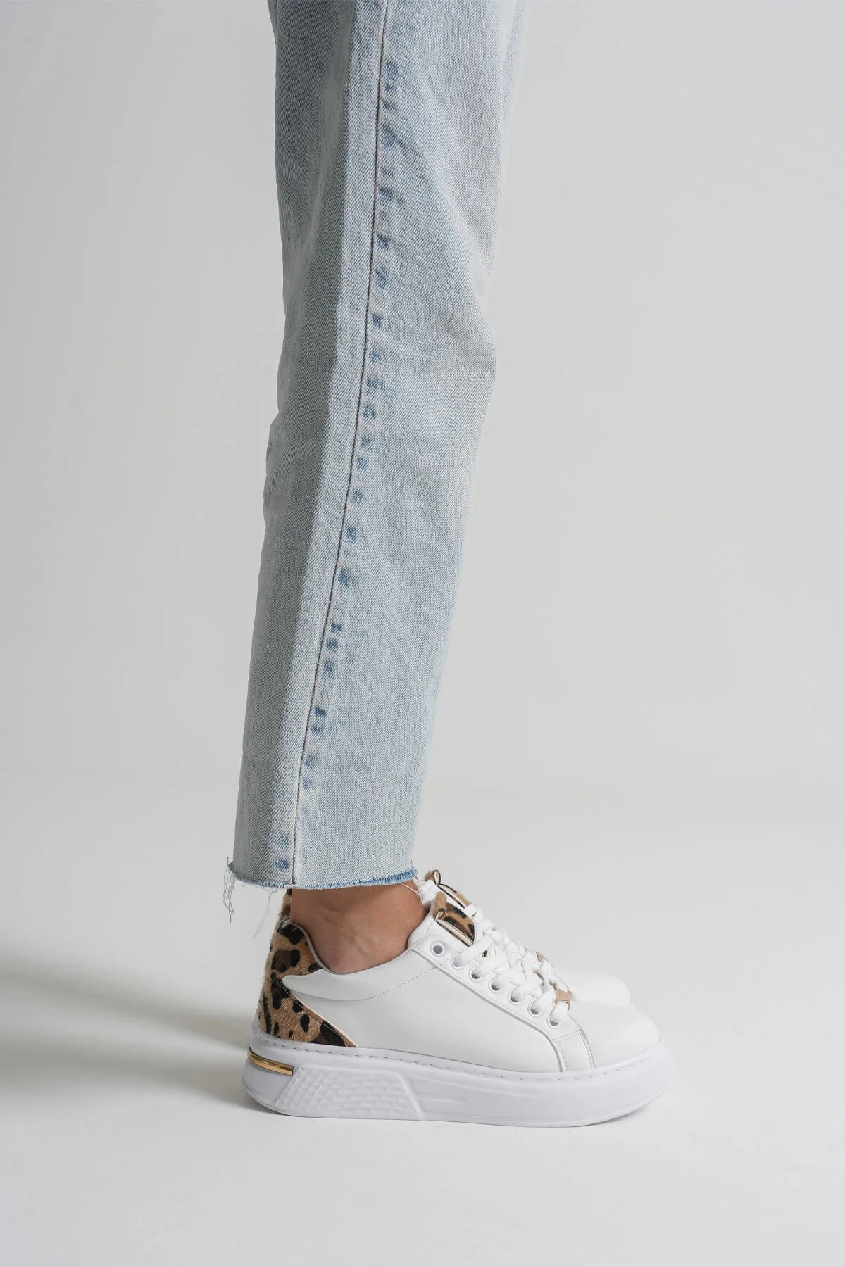 Leopar Detaylı Beyaz Kadın Spor Ayakkabı TR01MS03C