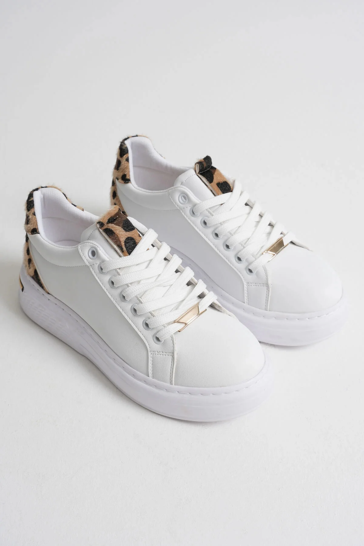 Leopar Detaylı Beyaz Kadın Spor Ayakkabı TR01MS03C
