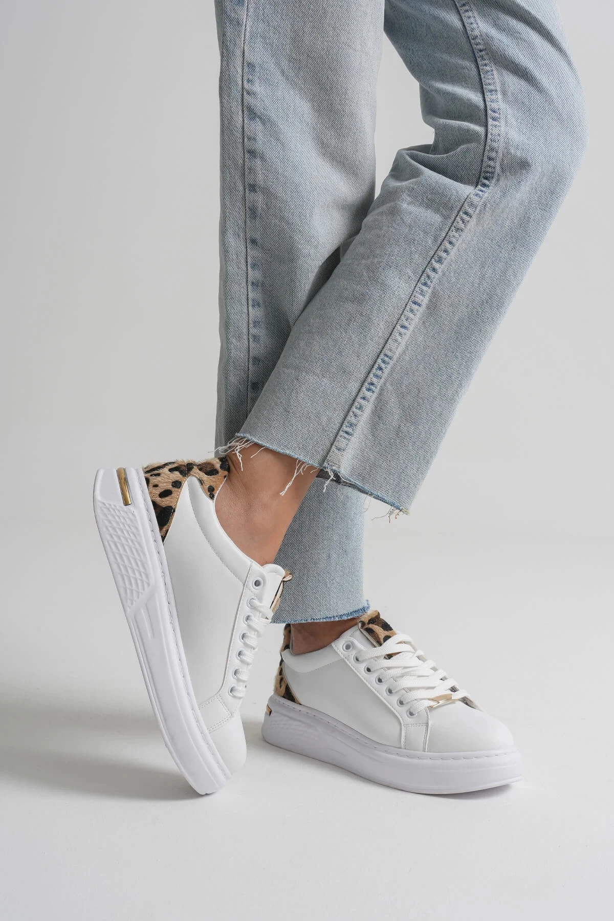Leopar Detaylı Beyaz Kadın Spor Ayakkabı TR01MS03C