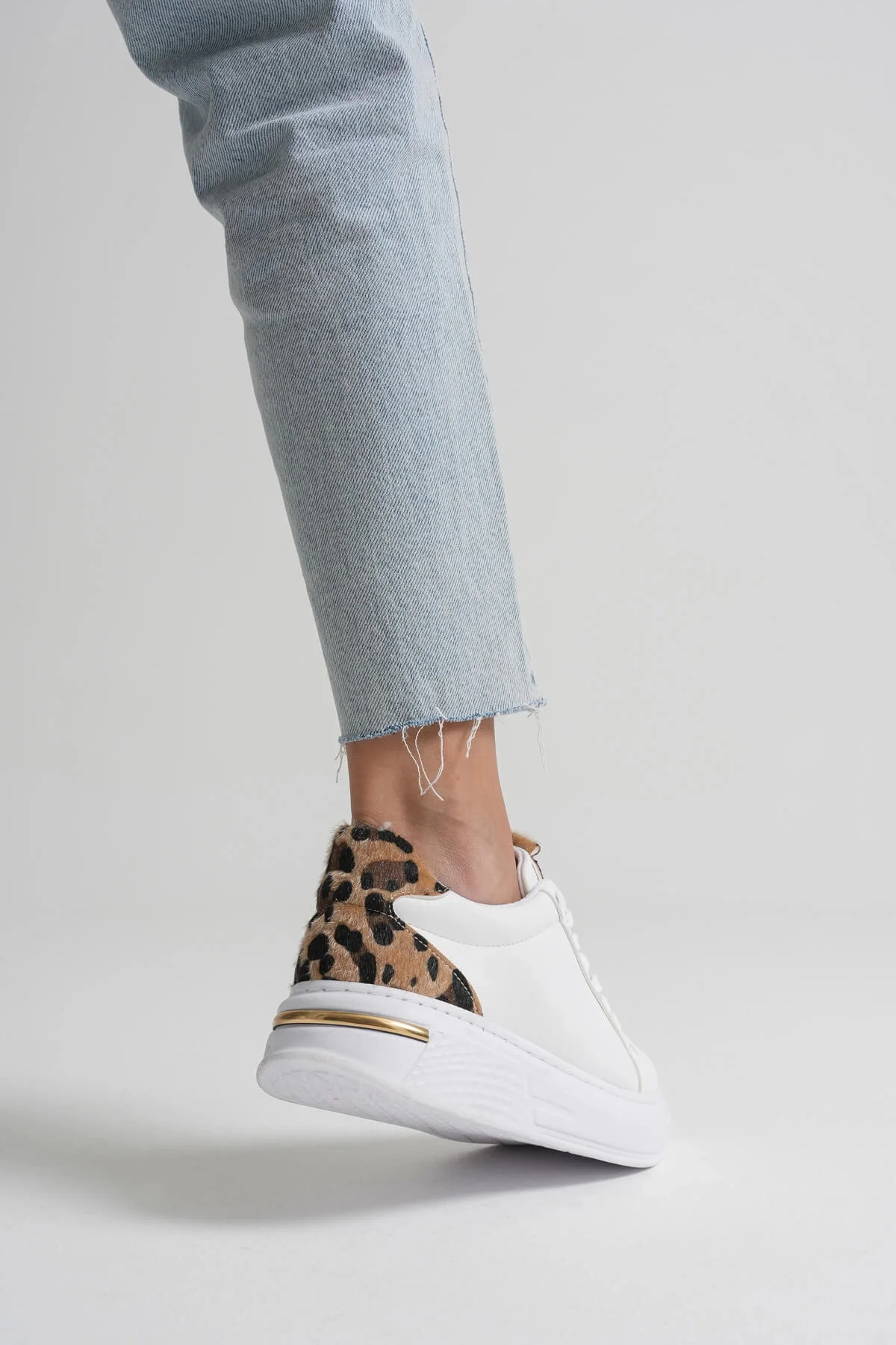 Leopar Detaylı Beyaz Kadın Spor Ayakkabı TR01MS03C