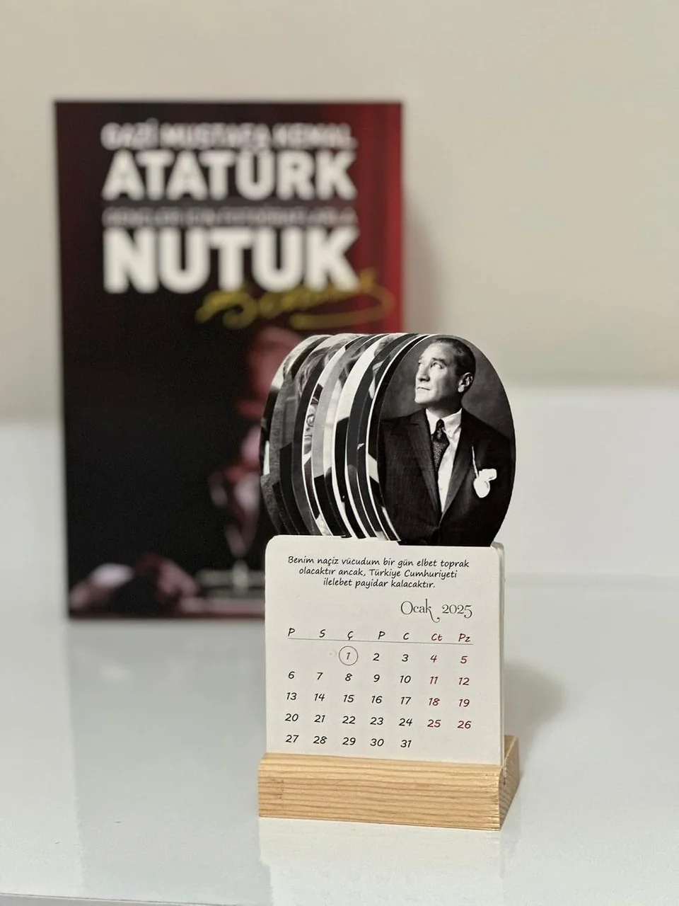 Lexroo 2026 Atatürk Takvimi Ahşap Ayaklı Atatürk Temalı Mini Özel Tasarım Takvim Çok Renkli Lexroo 2026 Atatürk Takvimi Ahşap Ayaklı Atatürk Temalı Mini Özel Tasarım Takvim Çok Renkli