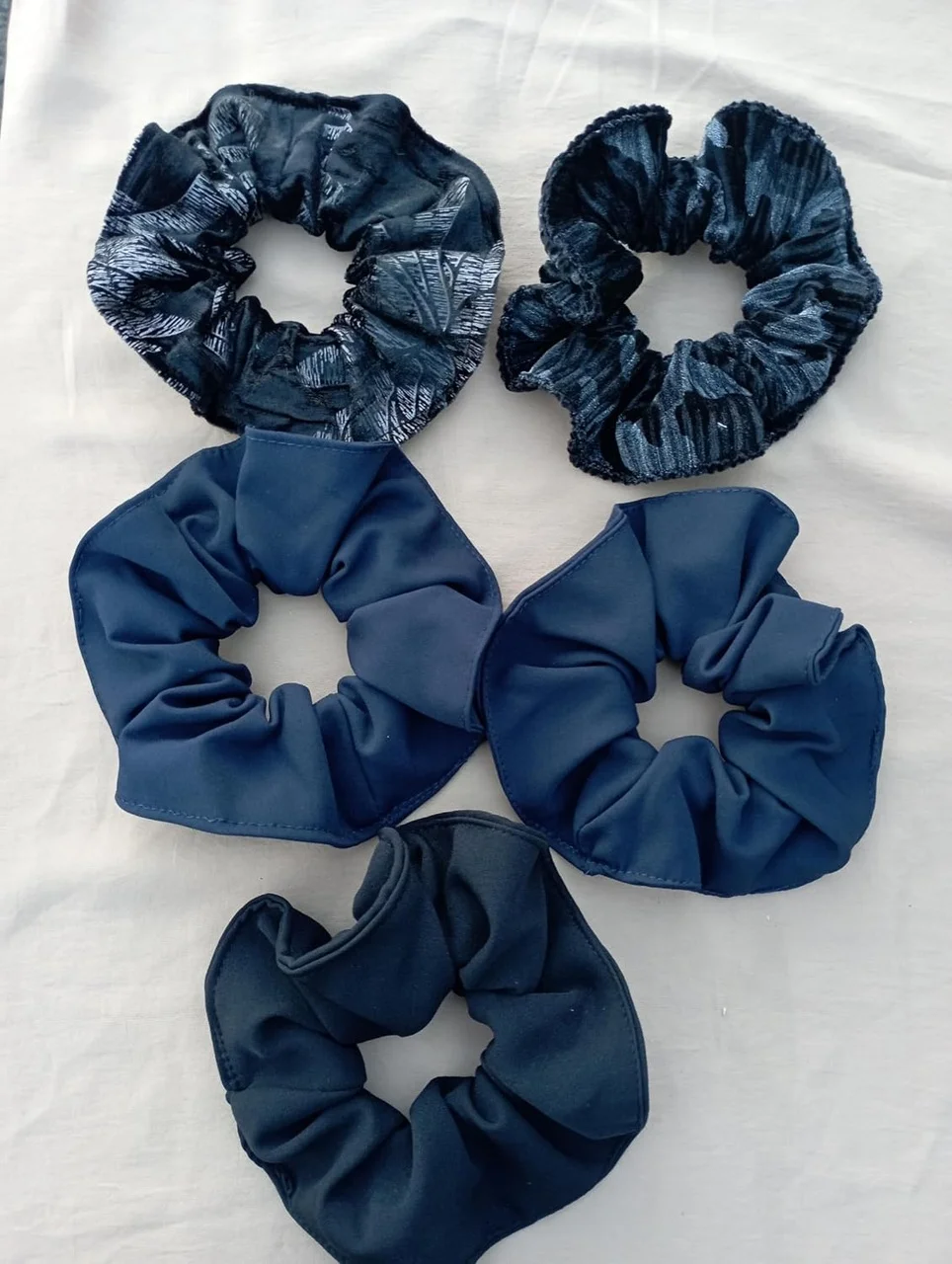 Lexroo Büyük Boy Scrunchie Saç Tokası, Siyah Ve Lacivert, Kadife Ve Düz Kumaş, 5 Adet Lexroo Büyük Boy Scrunchie Saç Tokası, Siyah Ve Lacivert, Kadife Ve Düz Kumaş, 5 Adet