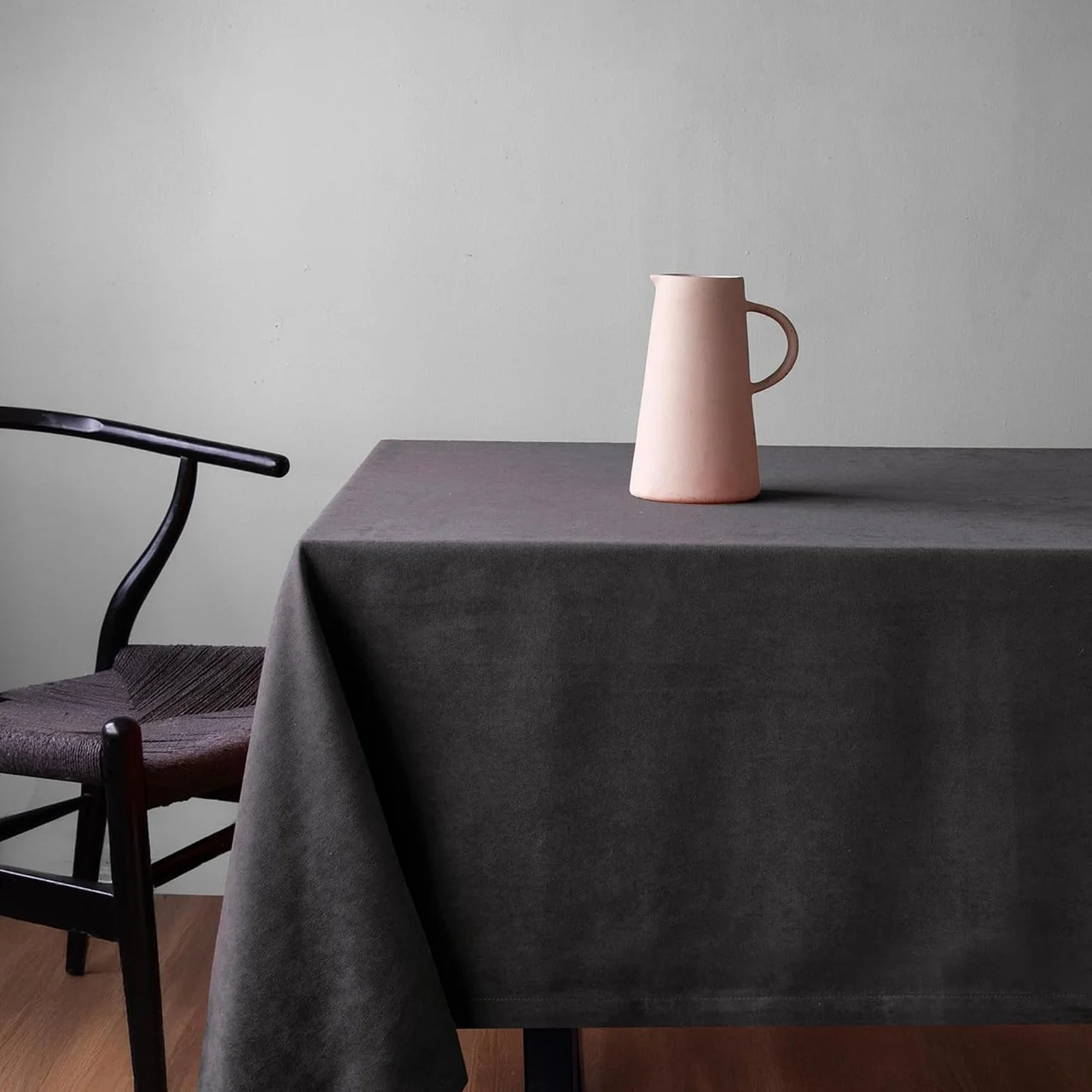 Lexroo Fabric Design Safir Kadife Dokulu Dertsiz Ütü İstemeyen Yüksek Kaliteli Gri Masa Örtüsü Lexroo Fabric Design Safir Kadife Dokulu Dertsiz Ütü İstemeyen Yüksek Kaliteli Gri Masa Örtüsü