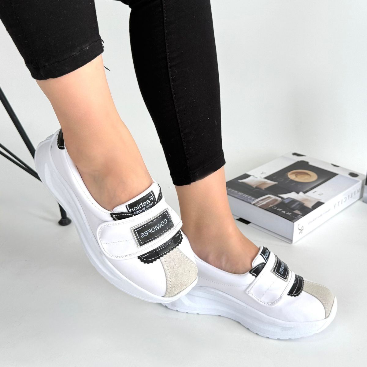 Lilay Beyaz Cilt Siyah Detaylı Spor Ayakkabı Lilay Beyaz Cilt Siyah Detaylı Spor Ayakkabı