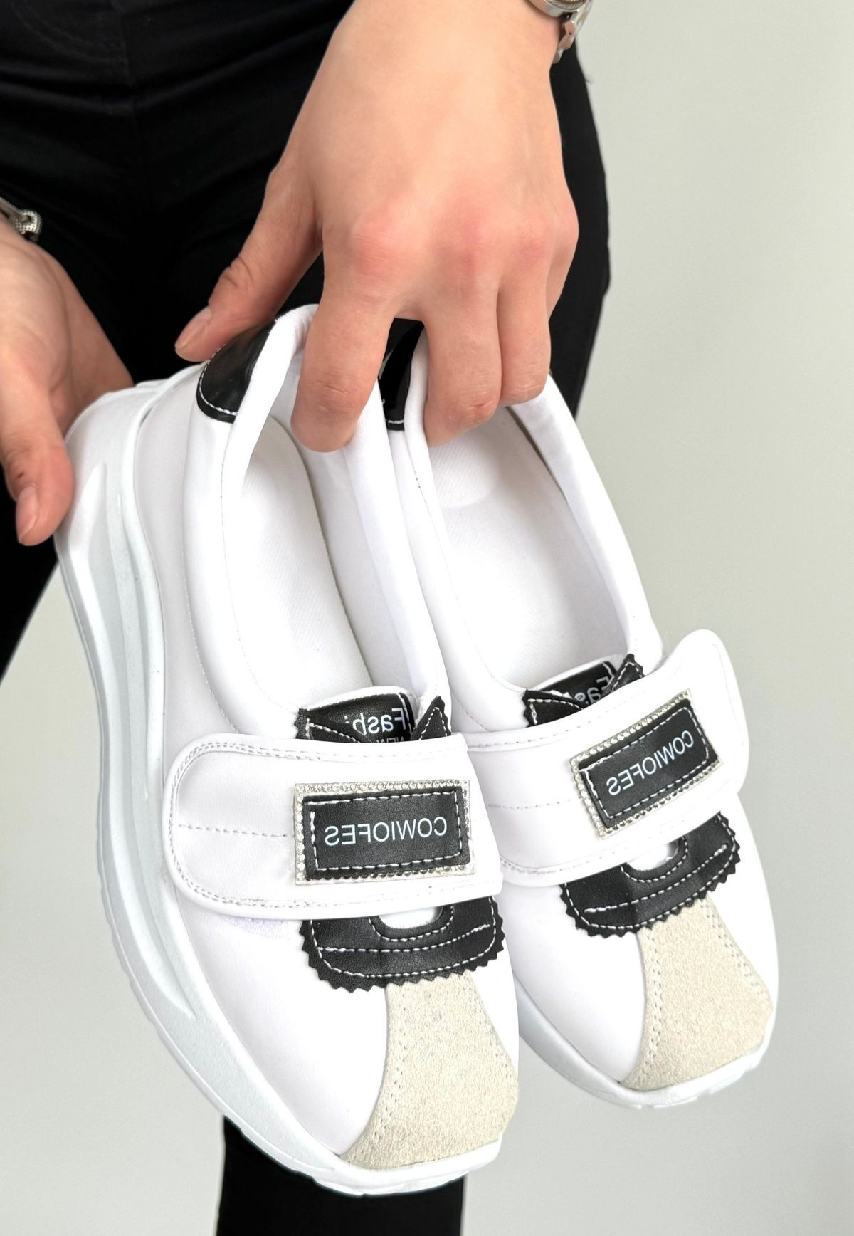 Lilay Beyaz Cilt Siyah Detaylı Spor Ayakkabı Lilay Beyaz Cilt Siyah Detaylı Spor Ayakkabı