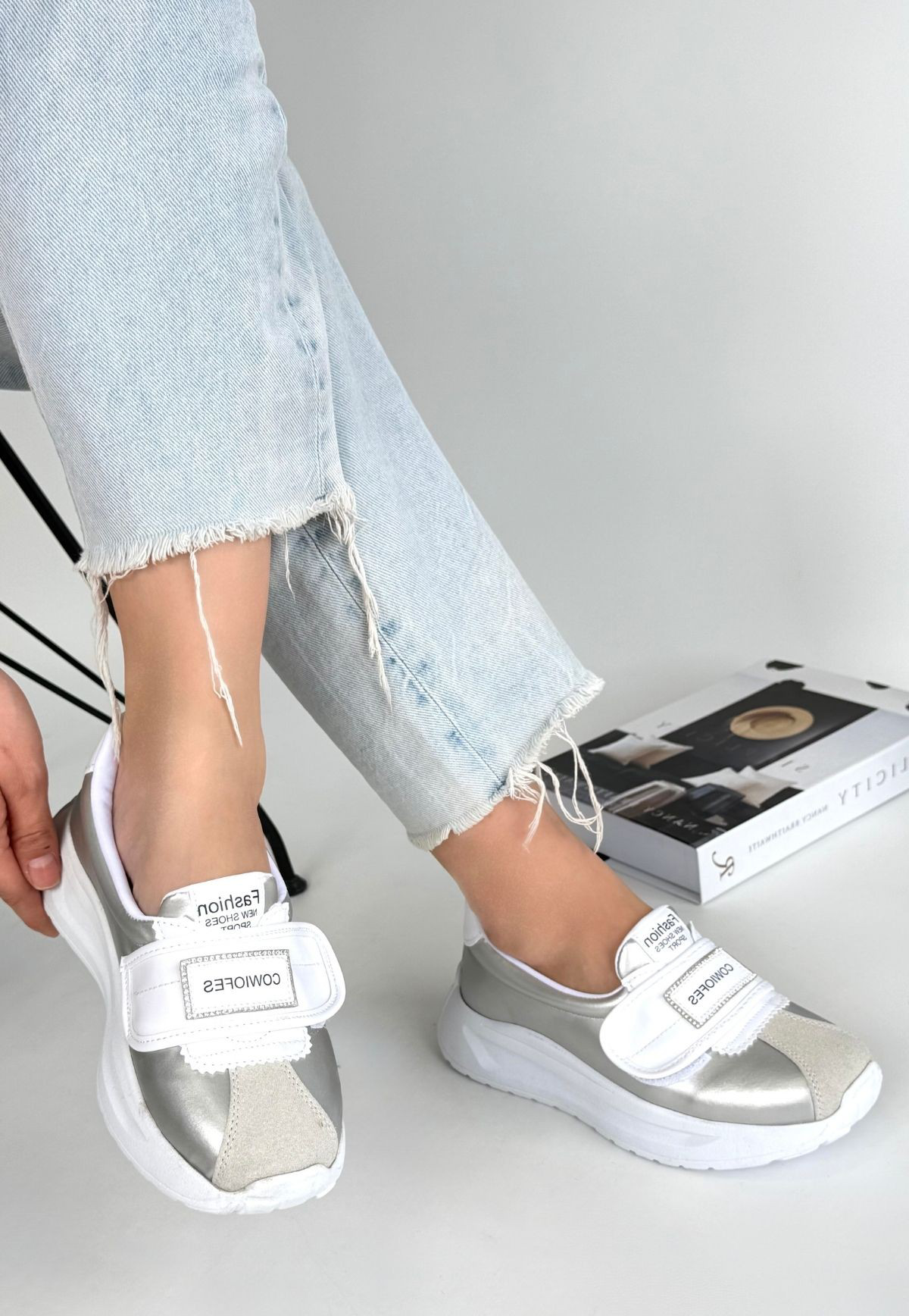 Lilay Gri Cilt Beyaz Detaylı Spor Ayakkabı Lilay Gri Cilt Beyaz Detaylı Spor Ayakkabı