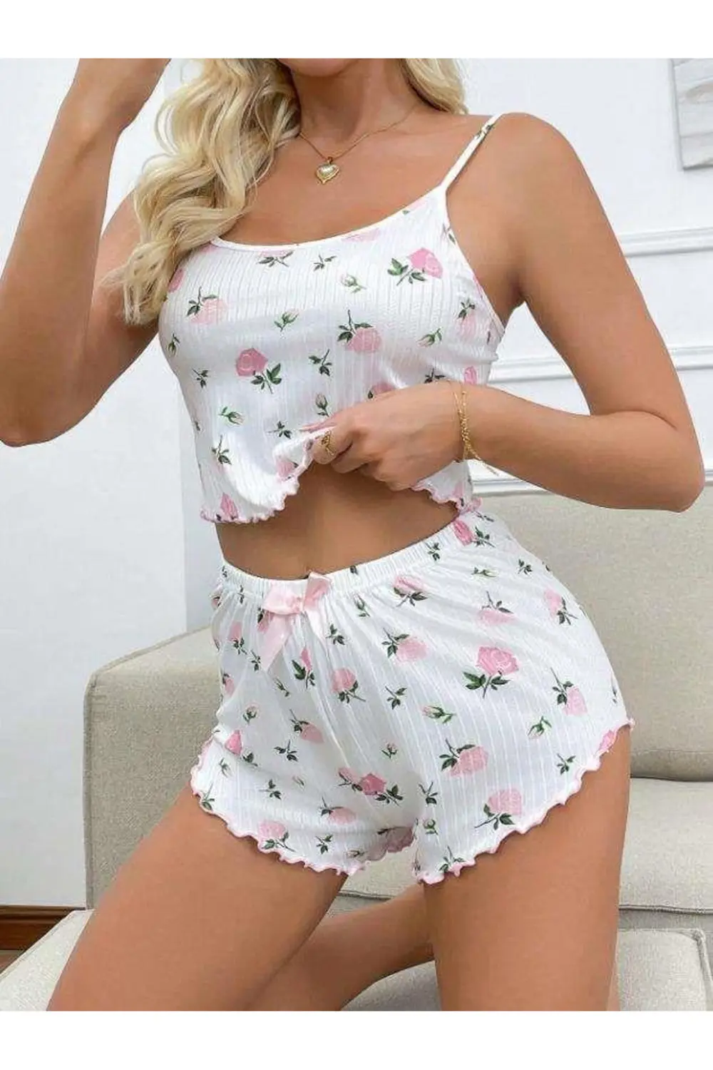 Litae Beyaz Üstüne Gül Desenli Fitilli Askılı Şortlu Pijama Takım
