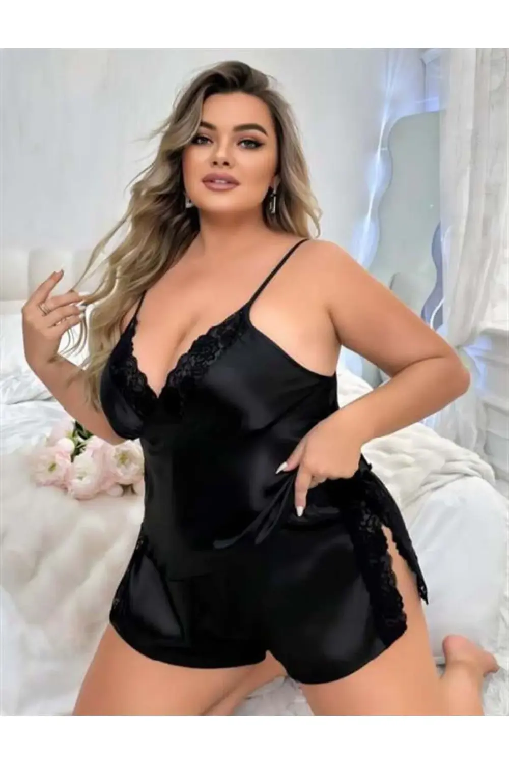 Litae Büyük Beden Siyah Yırtmaç Dantel İşlemeli Saten Şortlu Takı