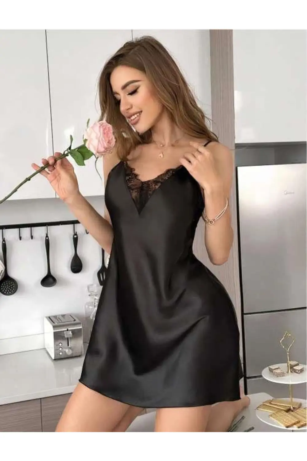 Litae Siyah Dantel İşlemeli İnce Askılı Saten Mini Gecelik