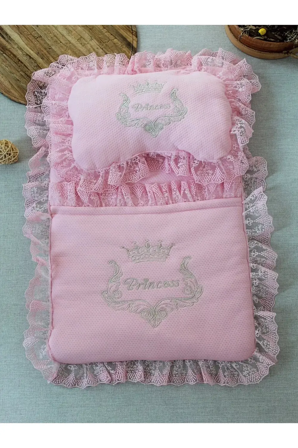 LitaeTrend Yenidoğan Sahra Taç Nakışlı Trilüks 2li Alt Açma Seti LitaeTrend Yenidoğan Sahra Taç Nakışlı Trilüks 2li Alt Açma Seti