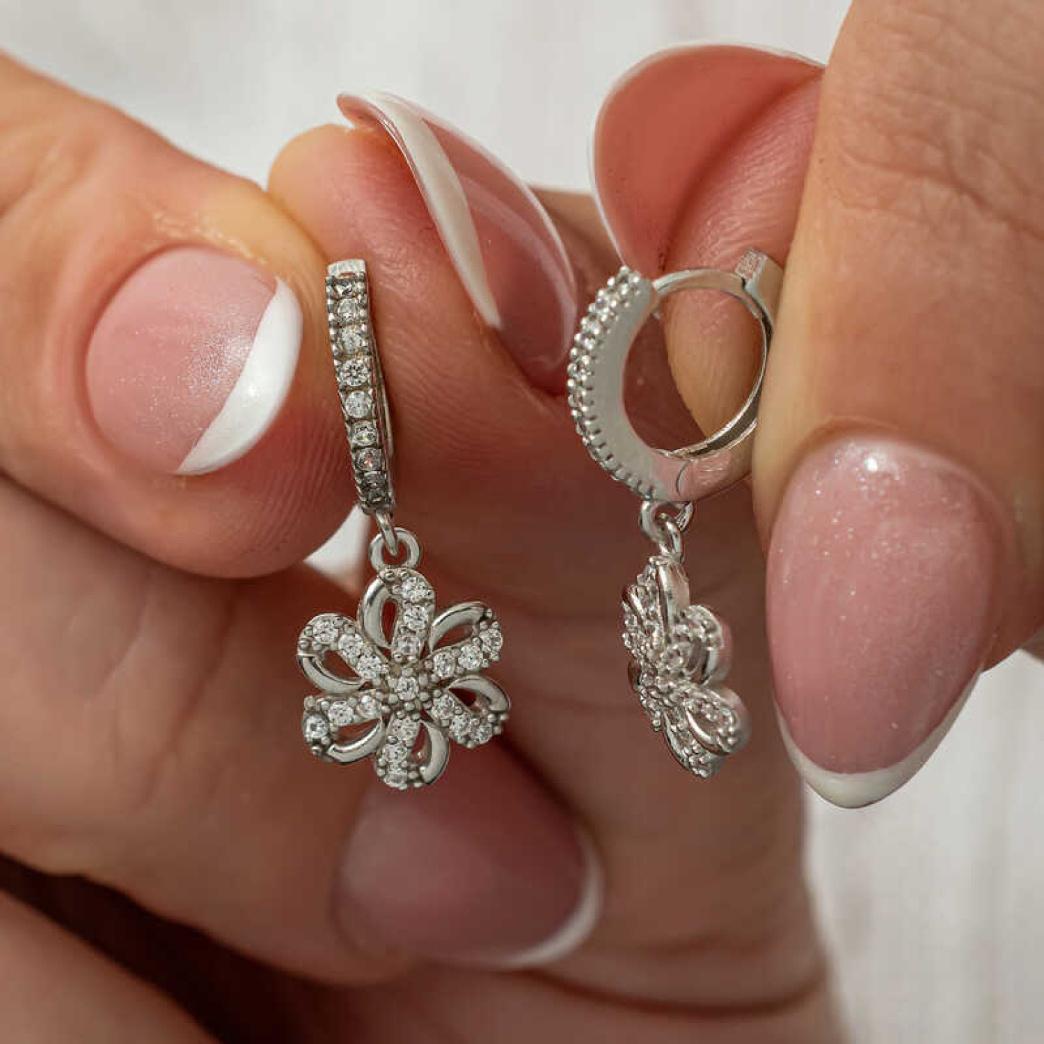 Lucky Life ​Gümüş Sallantılı Çiçek Kadın Küpe