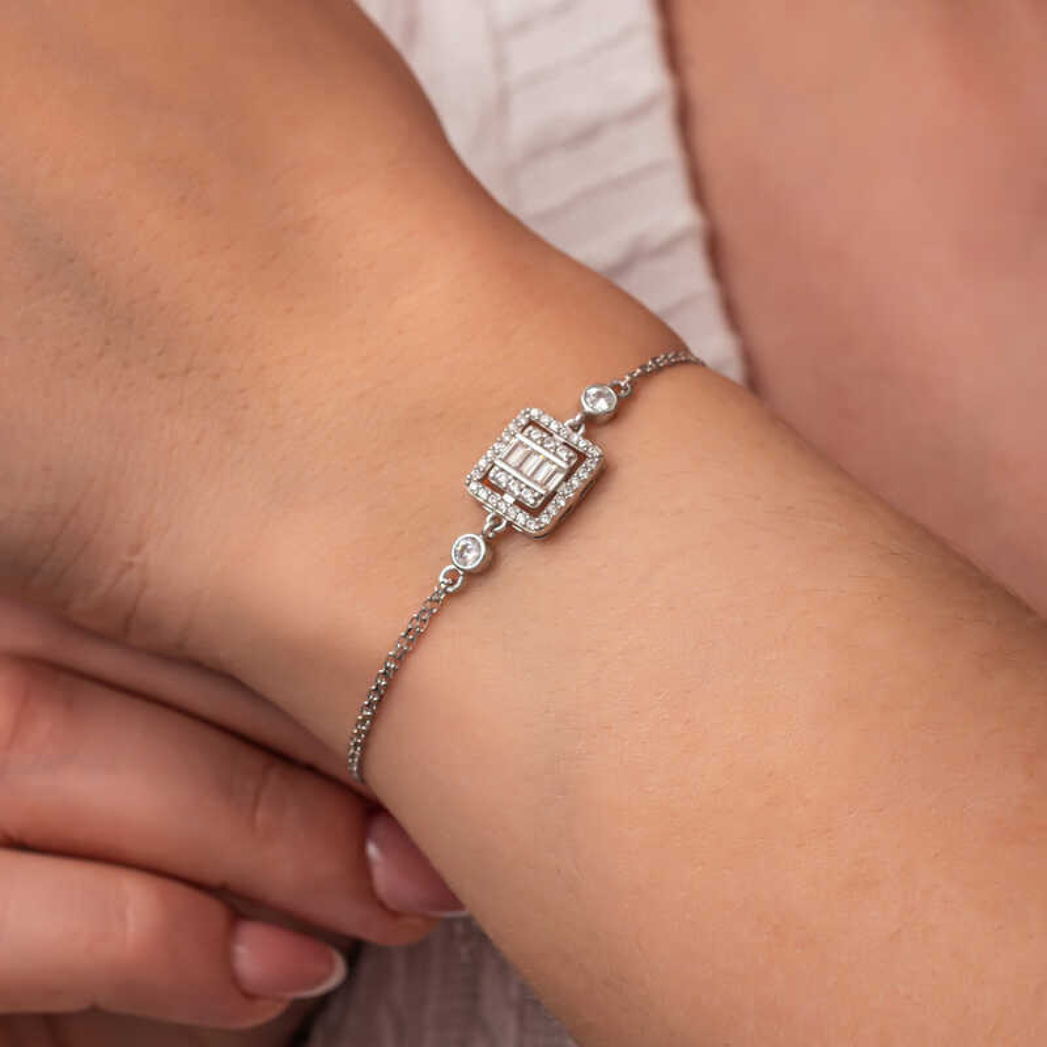 Lucky Life Gümüş Kare Baget Taşlı Kadın Bileklik
