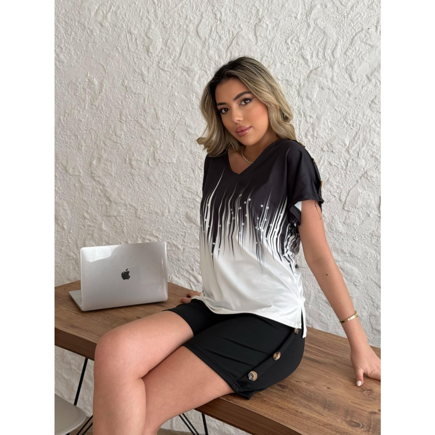 Lucky Life Kadın V Yaka Kısa Kol Kenarları Minik Yırtmaç Detaylı Lucky Life Kadın V Yaka Kısa Kol Kenarları Minik Yırtmaç Detaylı