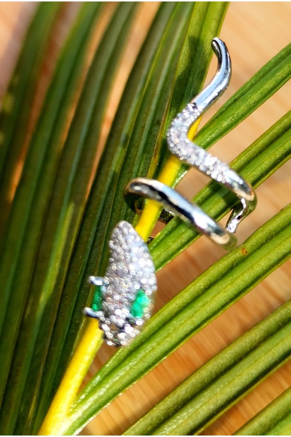 Lüks Çelik Gümüş Renk Kıkırdak Küpe