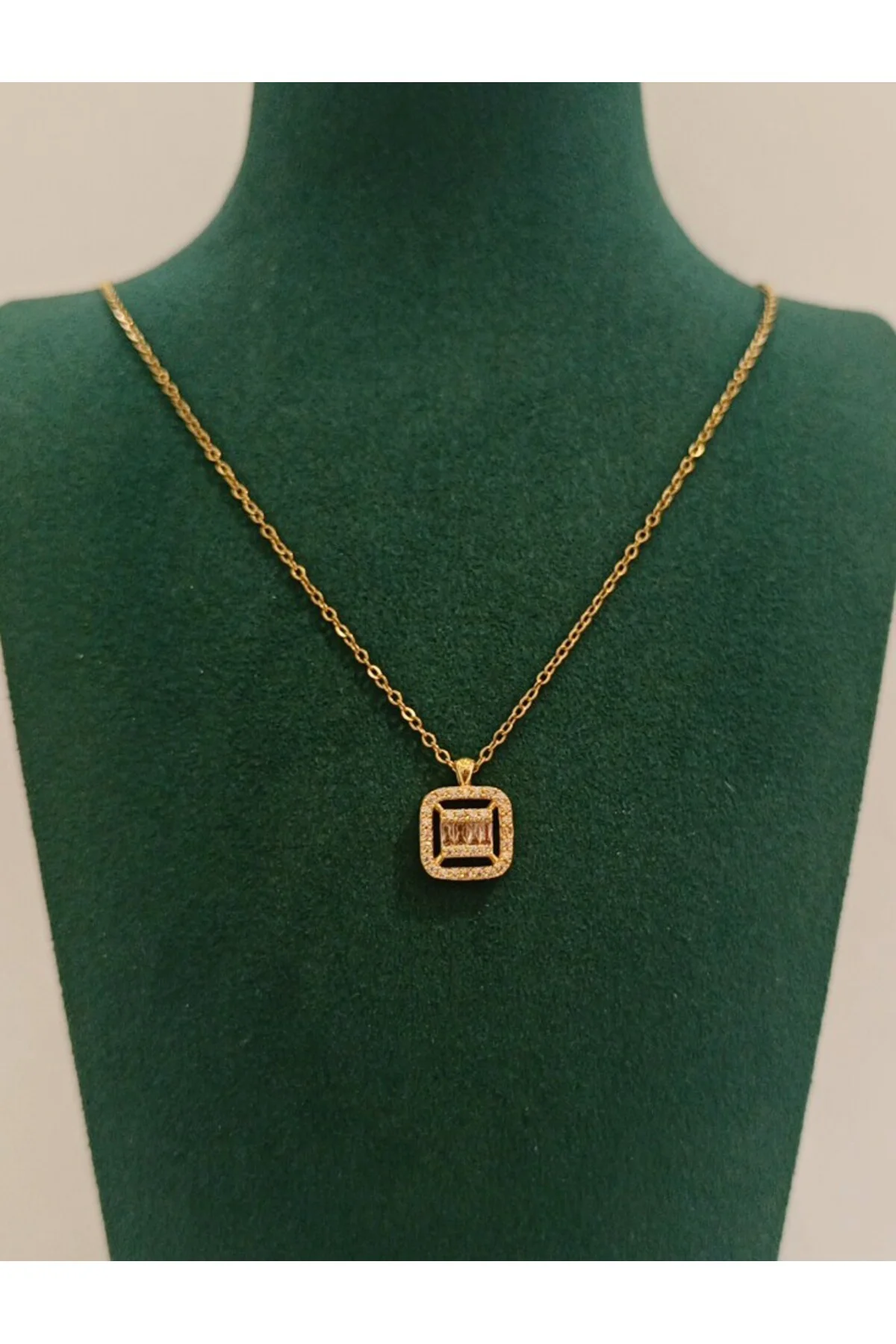Lüks Gold Renk Kare Taş Figürlü Gösterişli Kolye