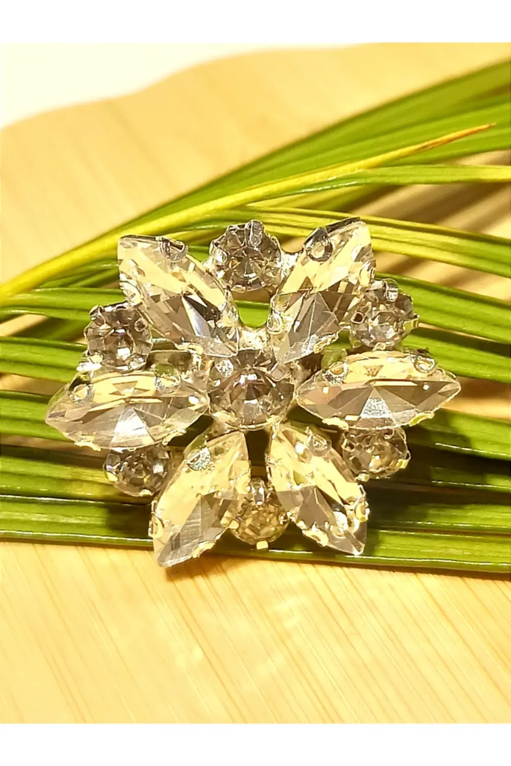 Lüks Taşlı Çiçek Tasarımlı Broş